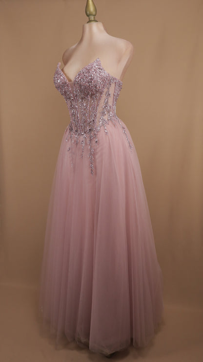 Vestido largo corte princesa con aplicación y estraple