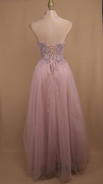Vestido largo corte princesa con aplicación y estraple