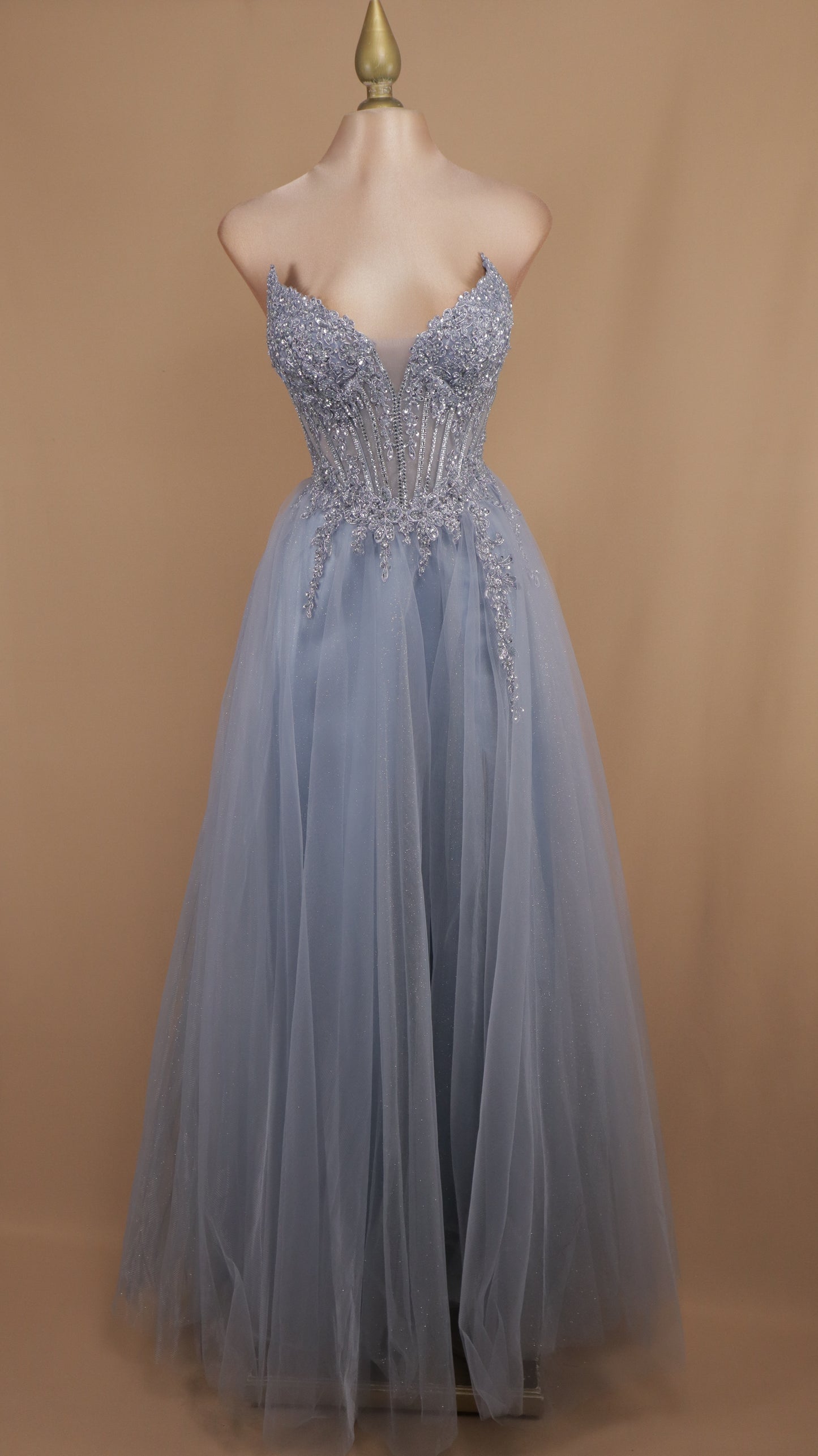 Vestido largo corte princesa con aplicación