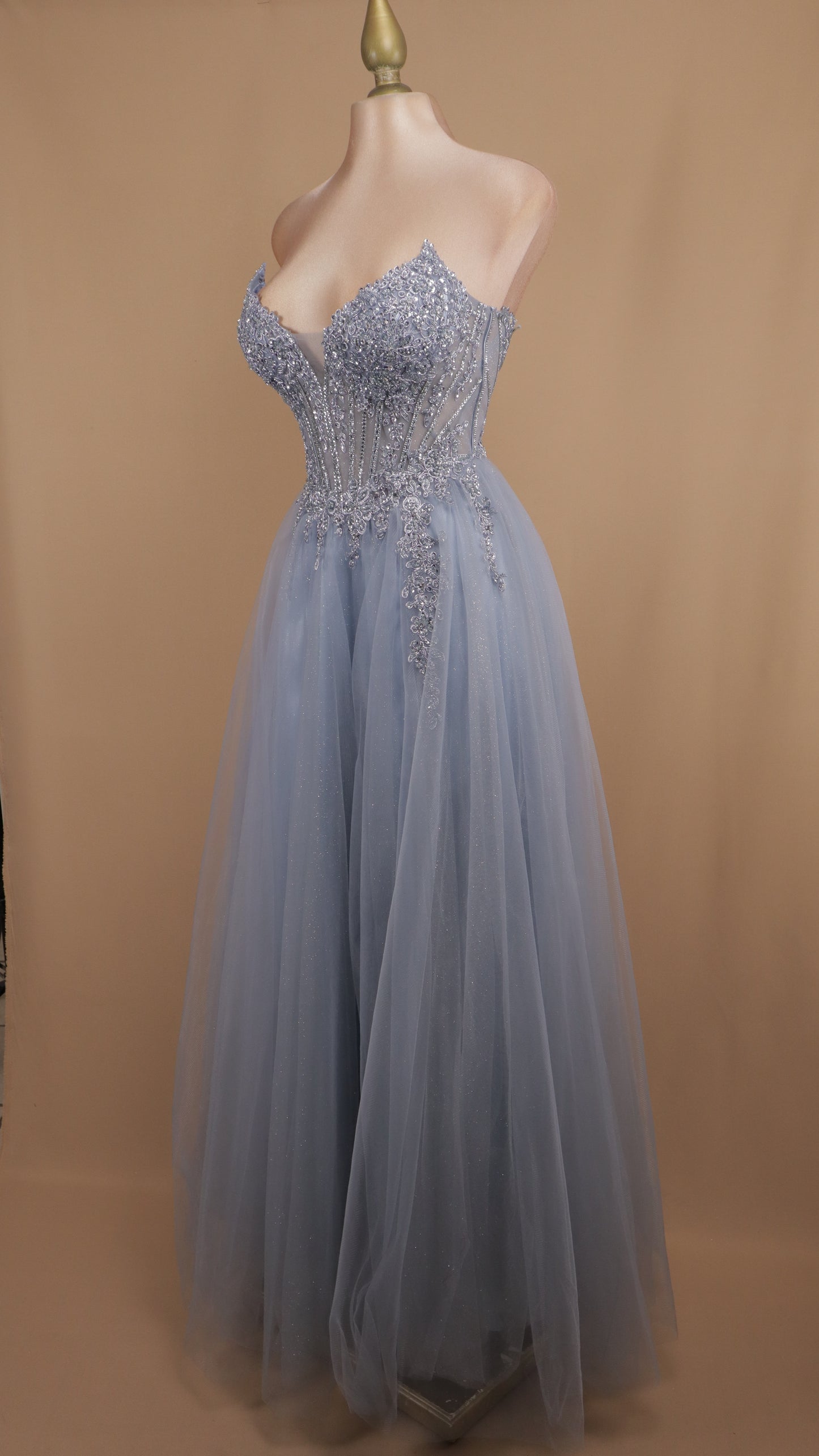 Vestido largo corte princesa con aplicación