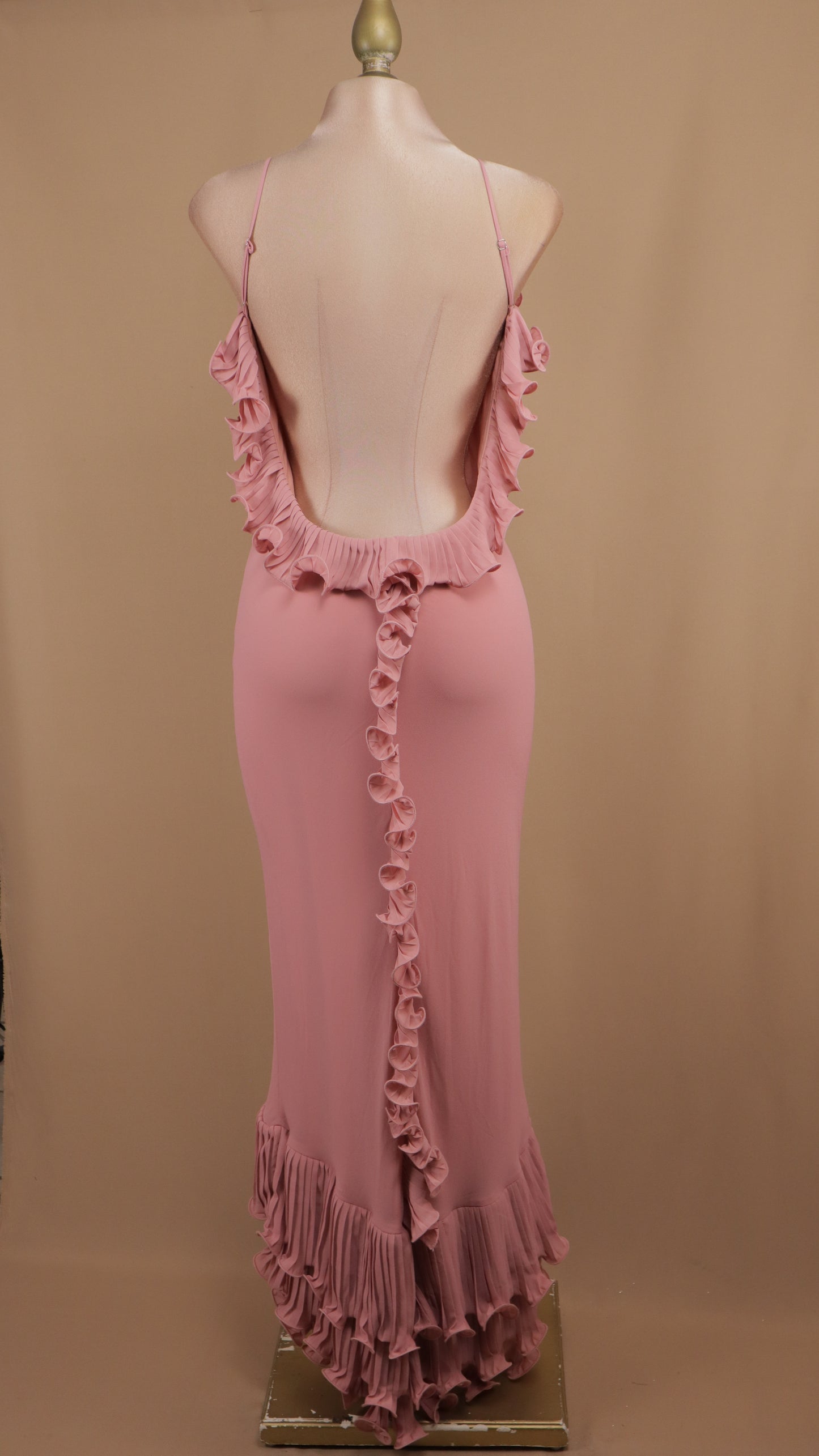 Vestido largo con escarola en espalda y escote