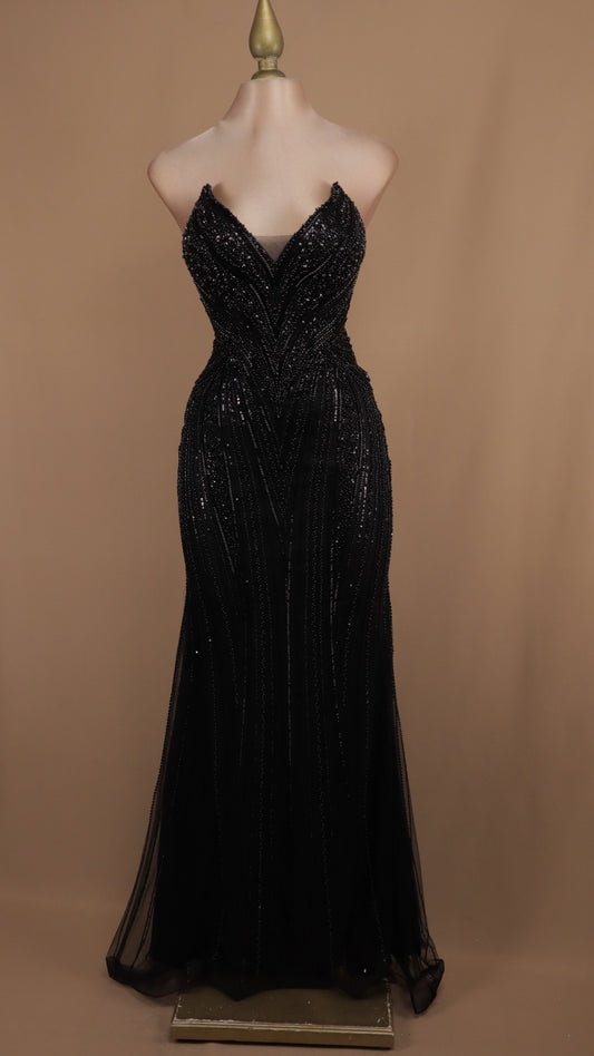 Vestido largo con pedrería y escote en V