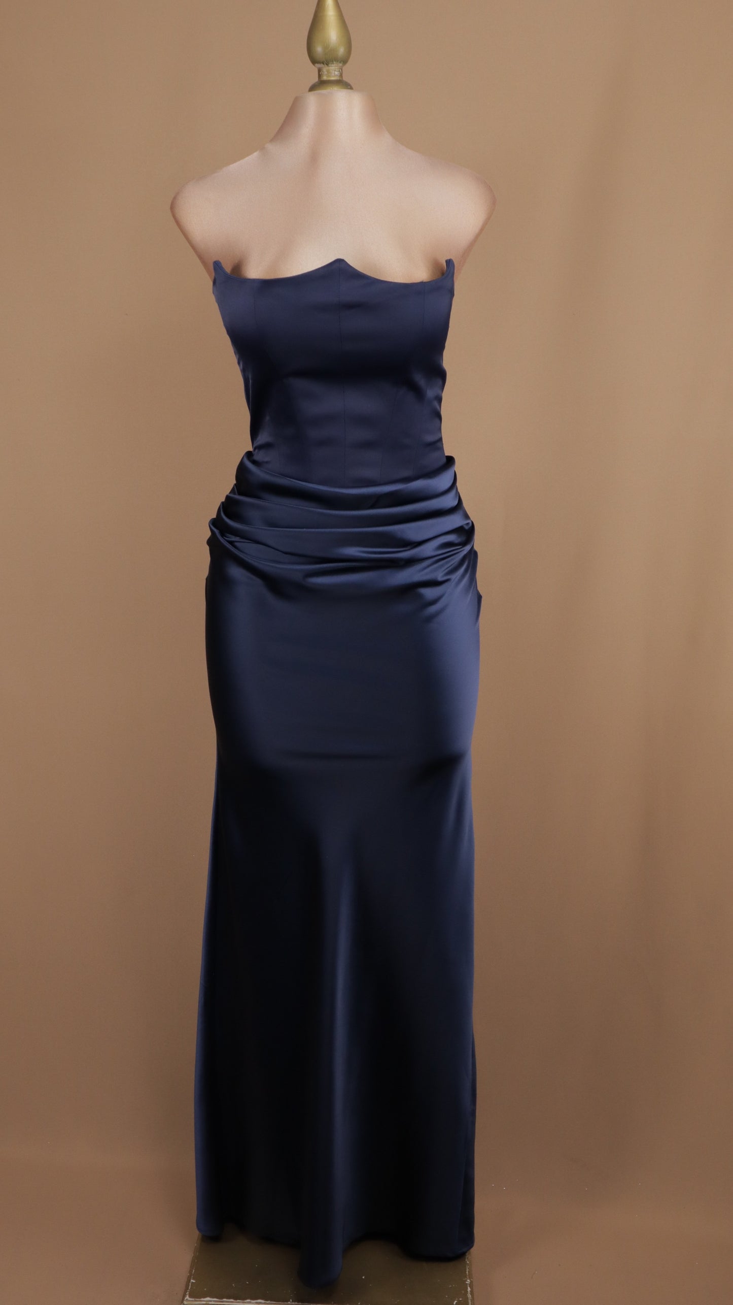 Vestido largo satinado estraple con corset