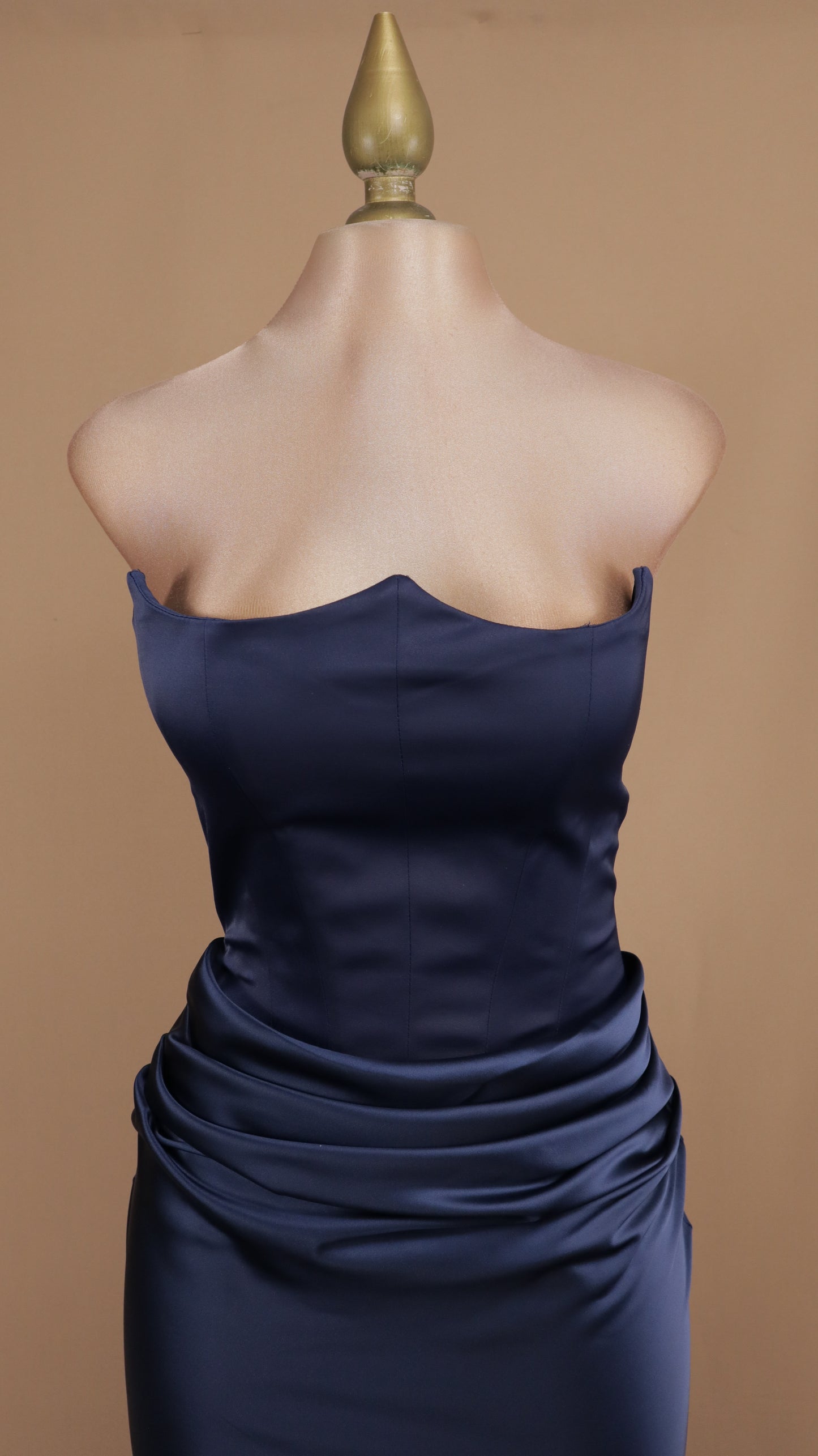 Vestido largo satinado estraple con corset