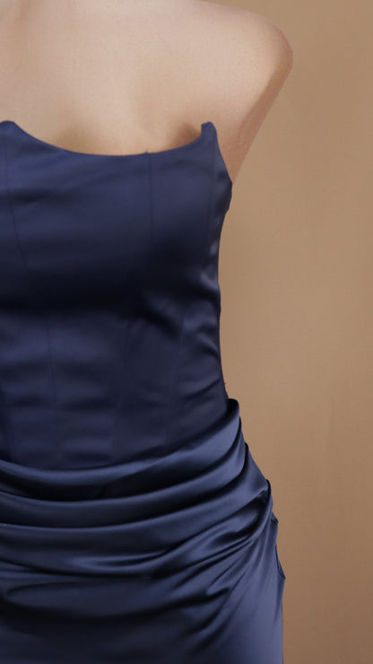 Vestido largo satinado estraple con corset