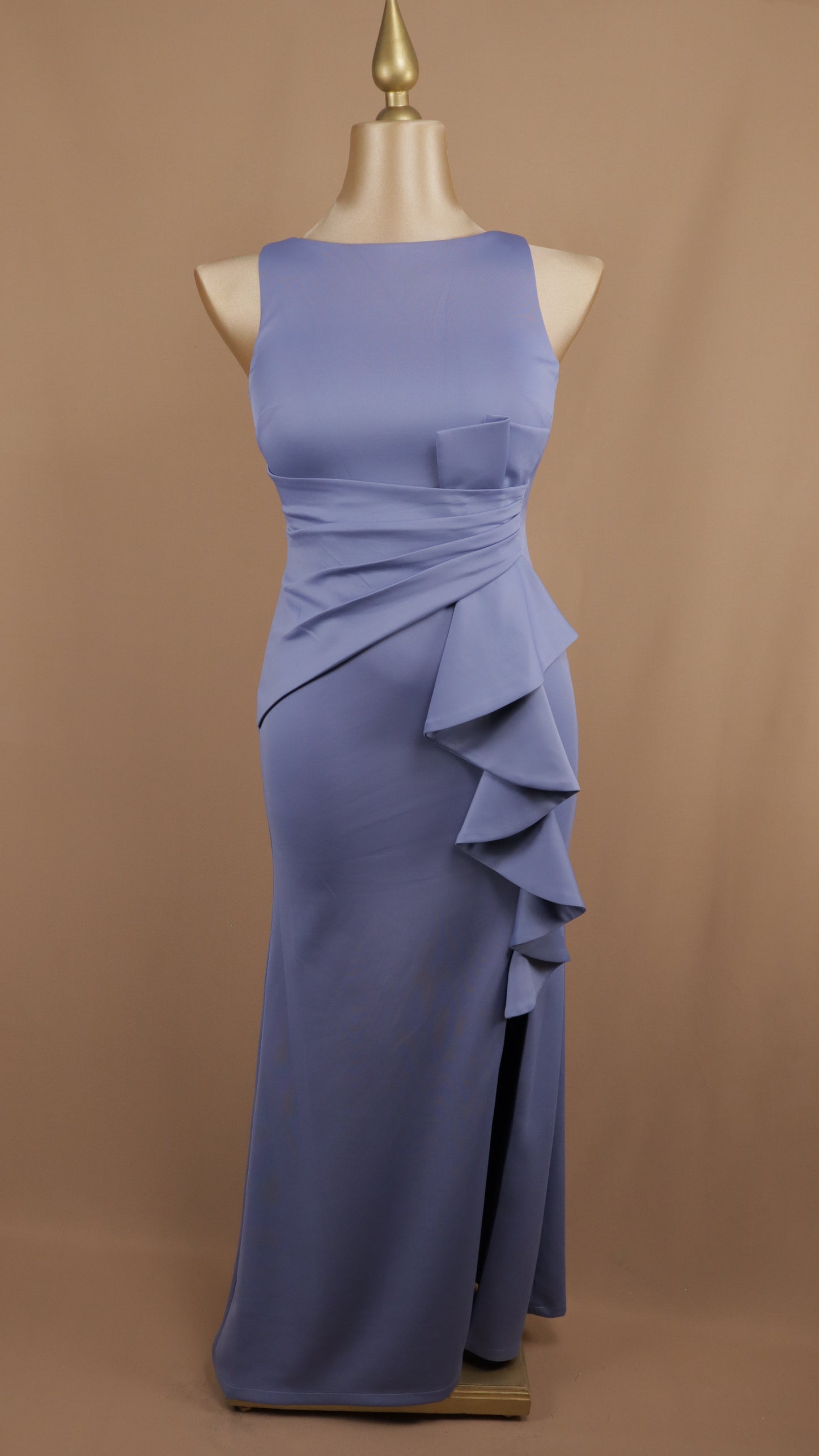 Vestido plus size con escarola en pierna