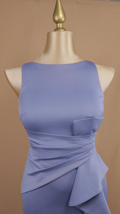 Vestido plus size con escarola en pierna