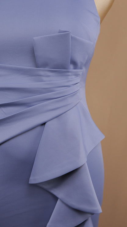 Vestido plus size con escarola en pierna