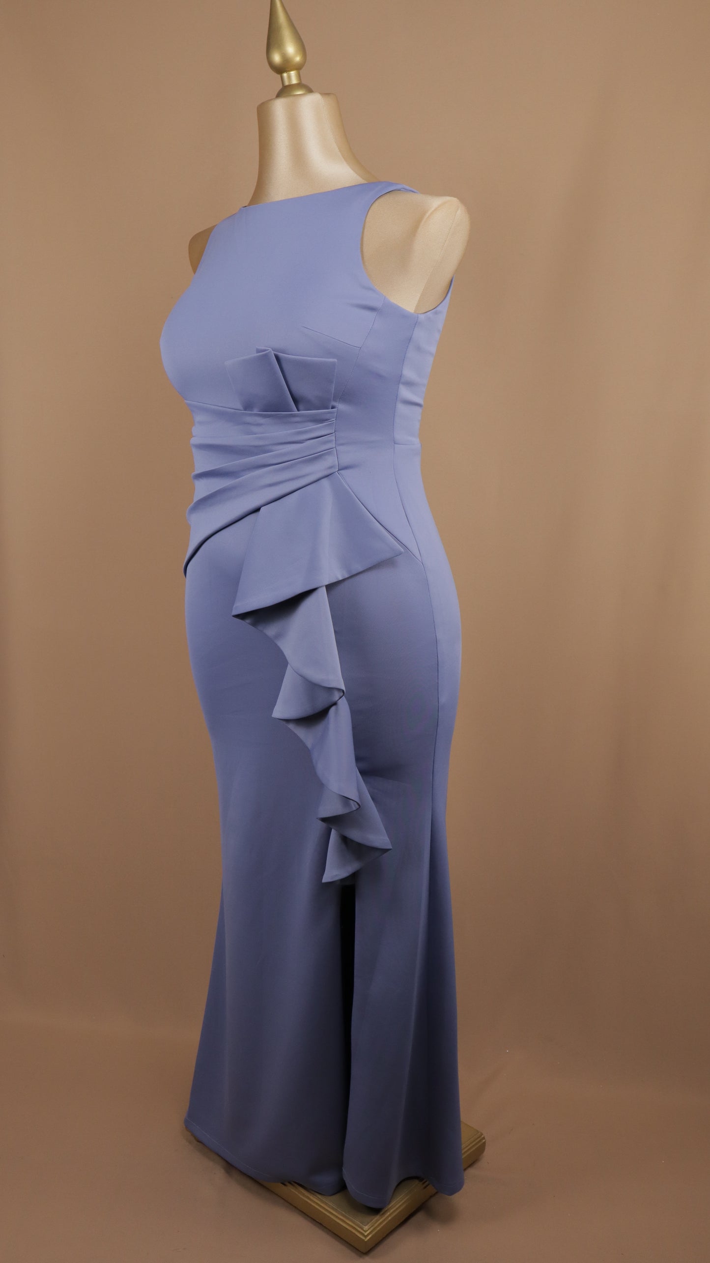 Vestido plus size con escarola en pierna