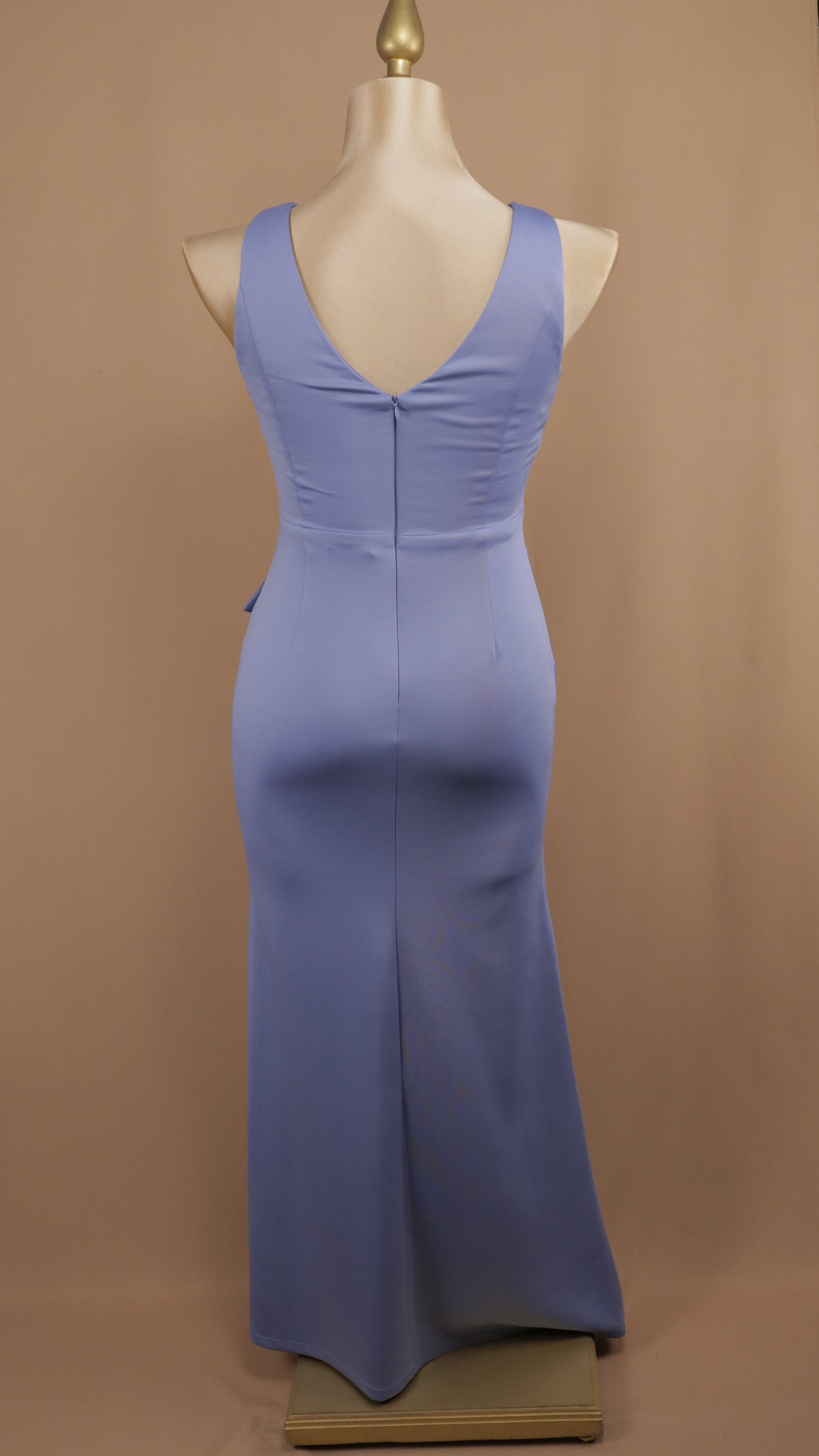 Vestido plus size con escarola en pierna