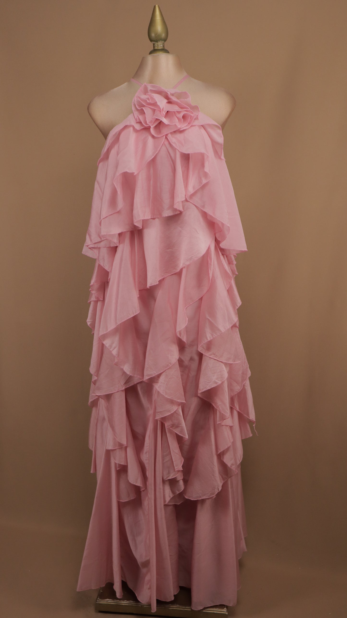 Vestido largo halter y olanes