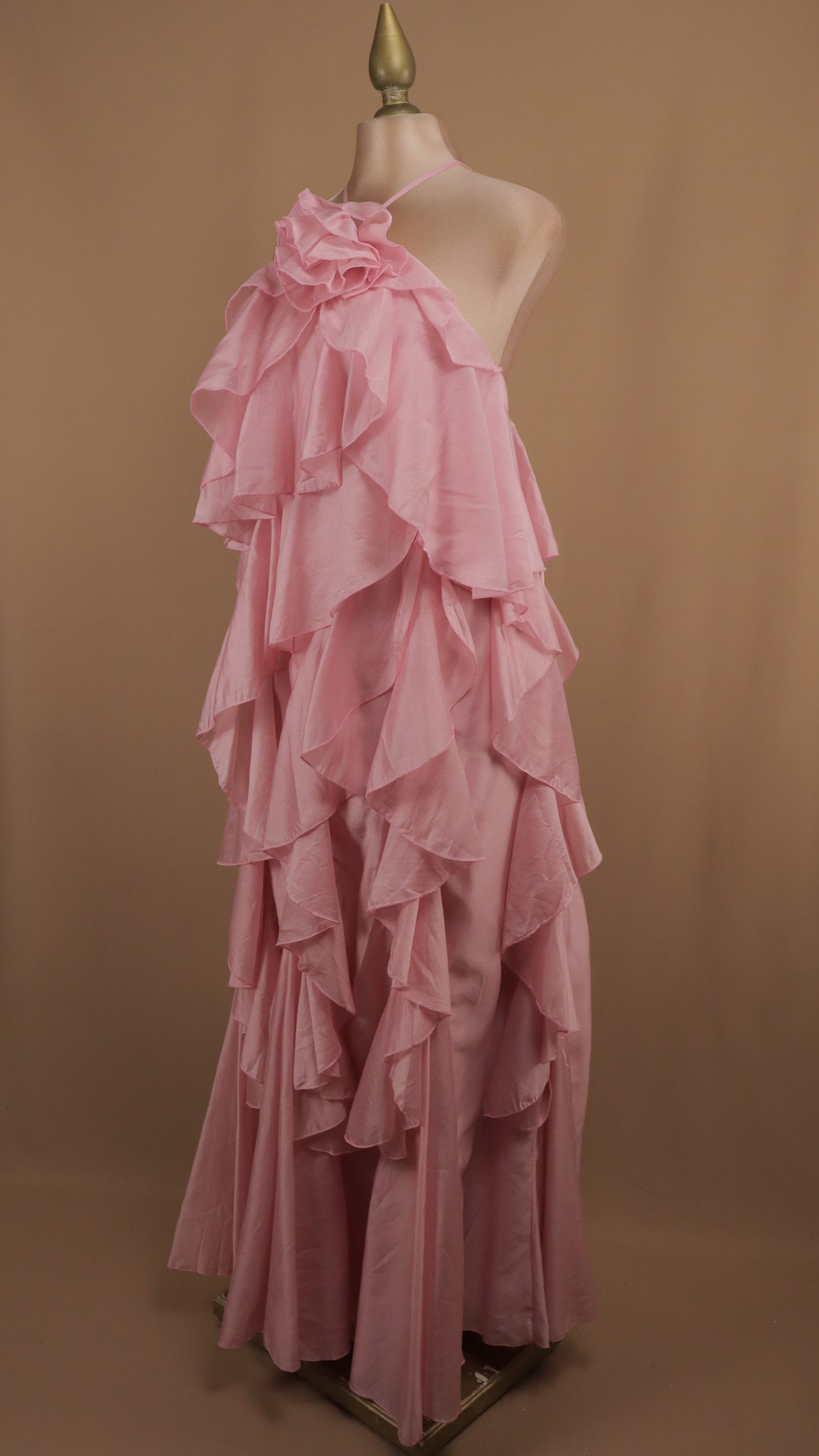 Vestido largo halter y olanes