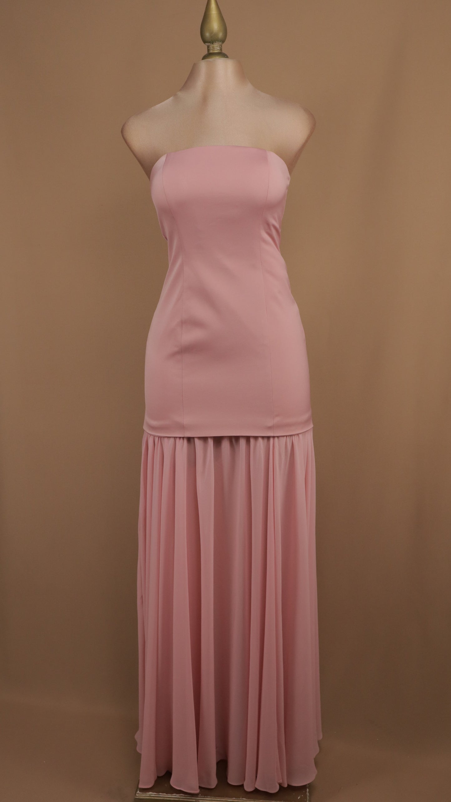 Vestido largo estraple con falda de chiffon
