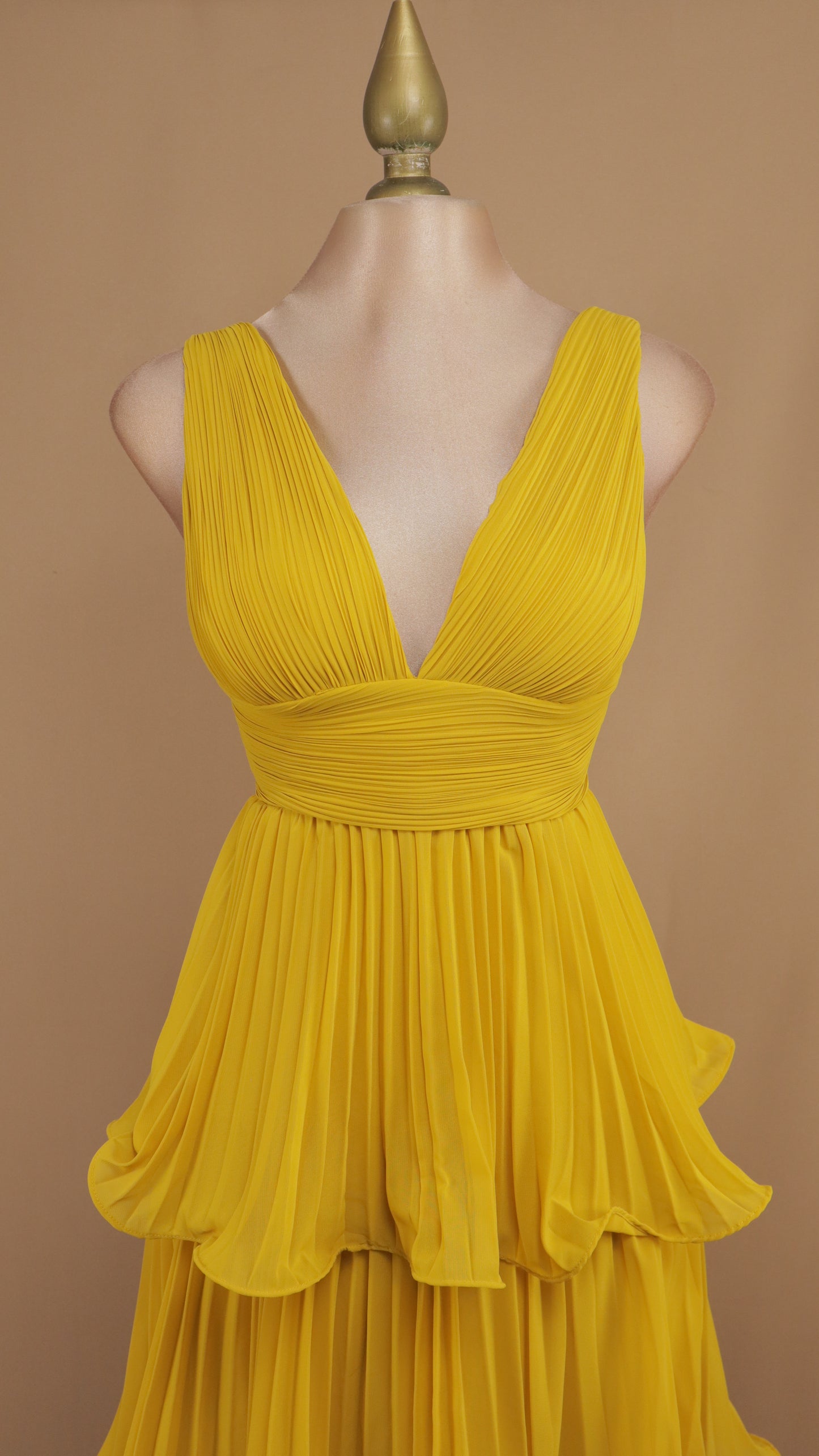 Vestido largo de olanes y plisado
