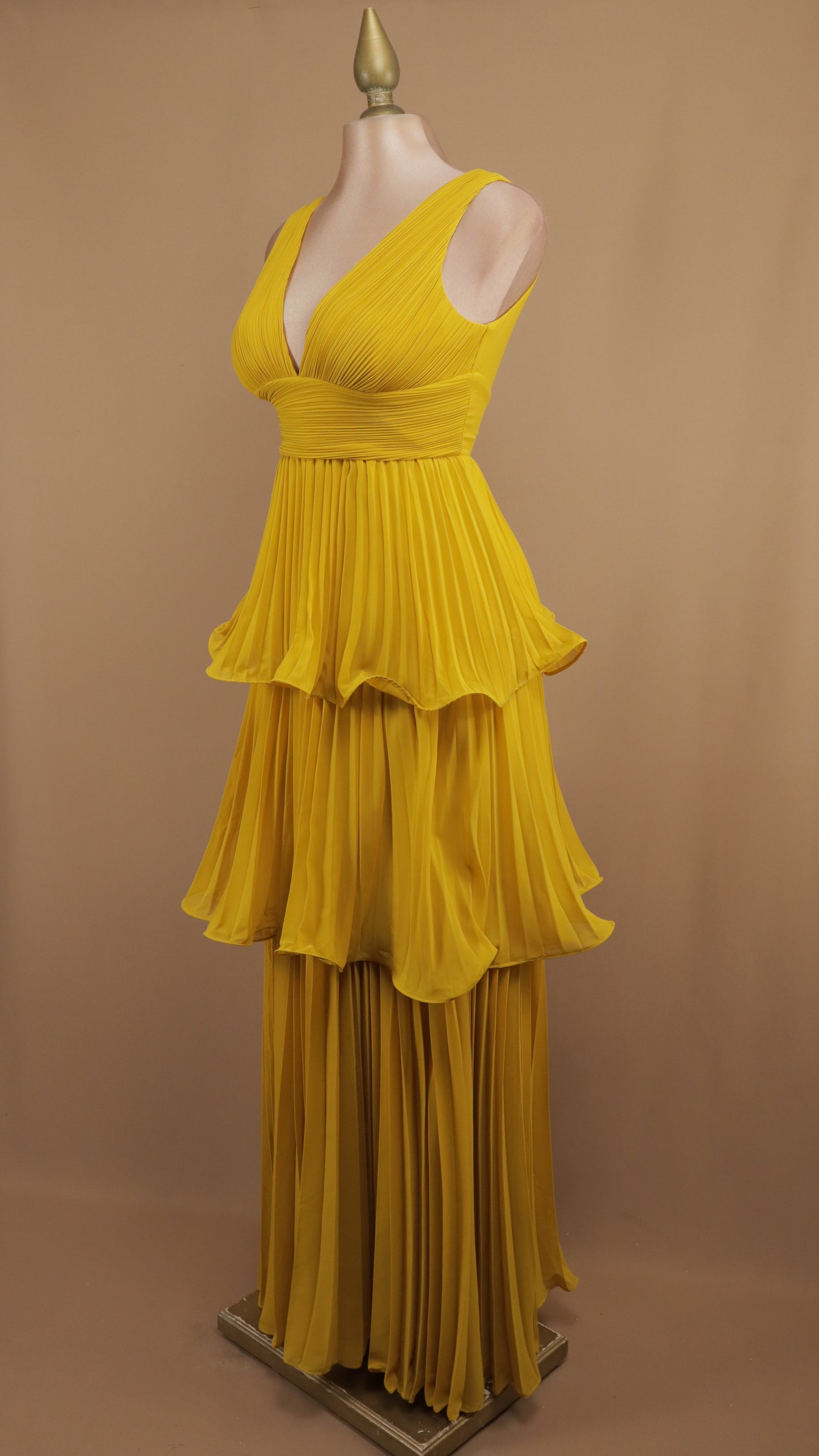 Vestido largo de olanes y plisado