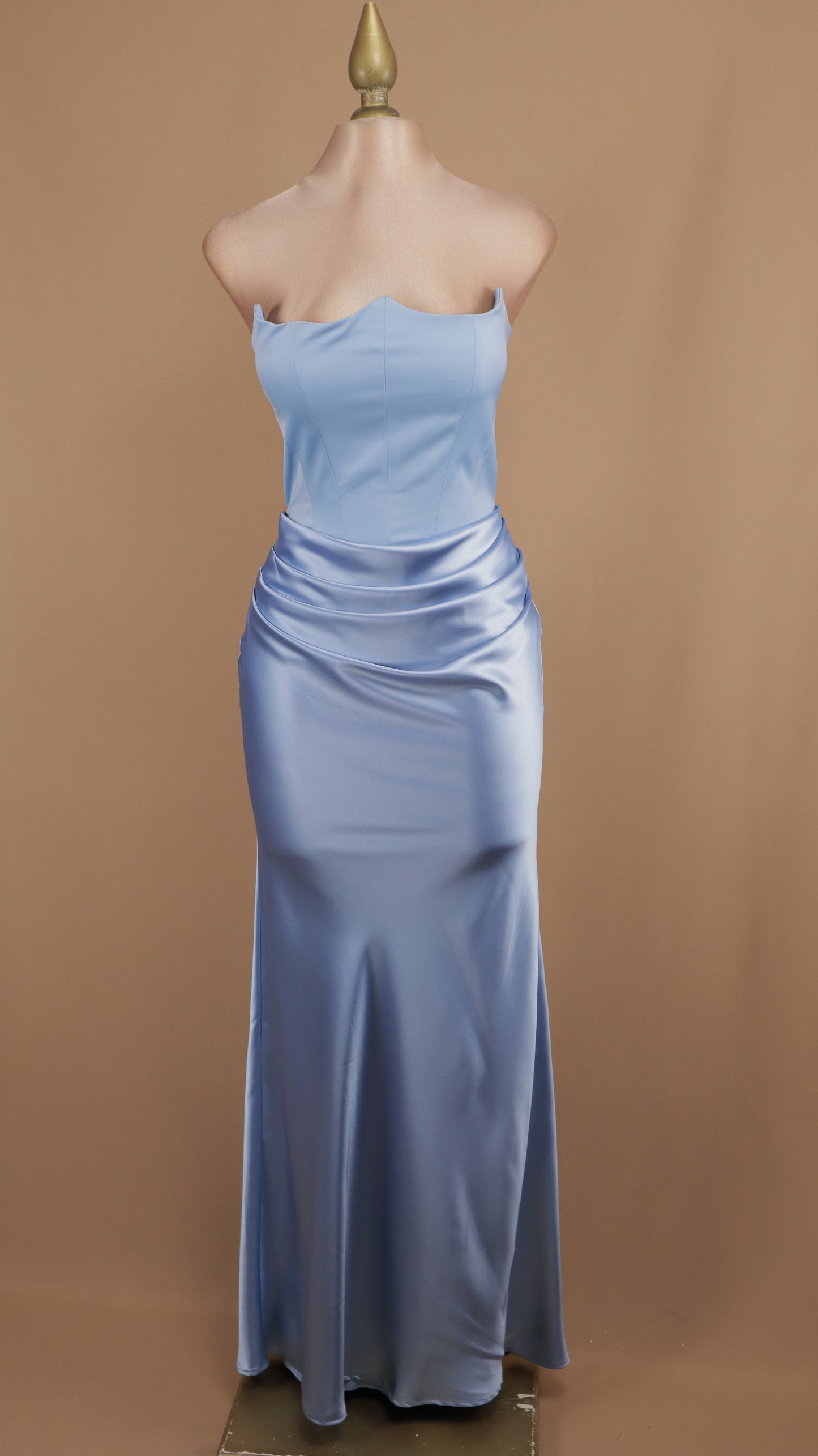 Vestido largo satinado estraple con corset