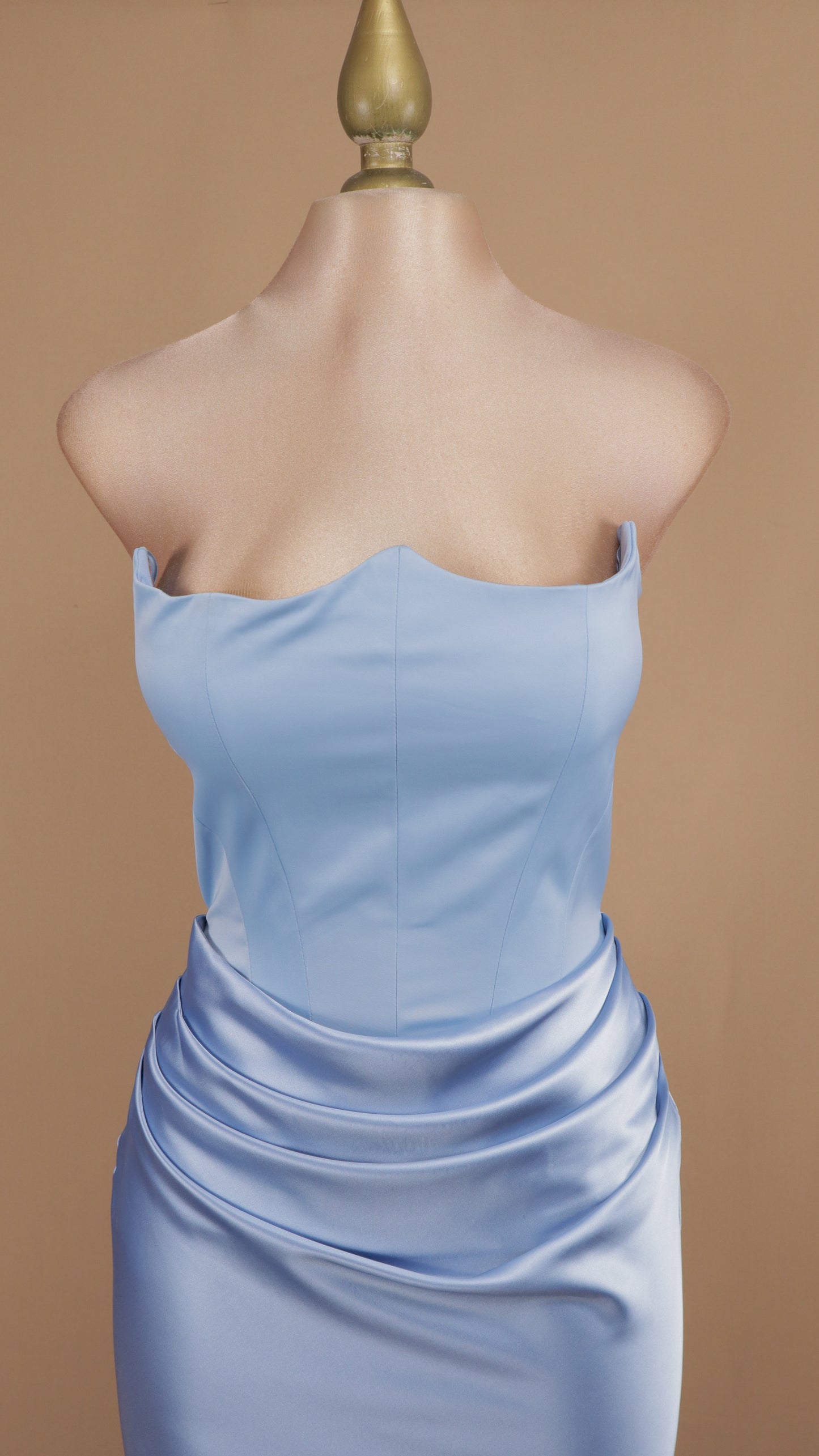 Vestido largo satinado estraple con corset