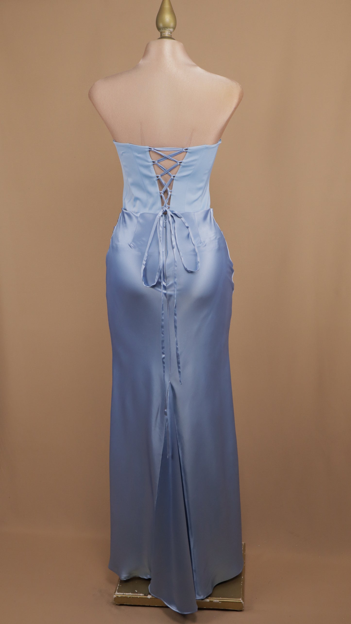 Vestido largo satinado estraple con corset