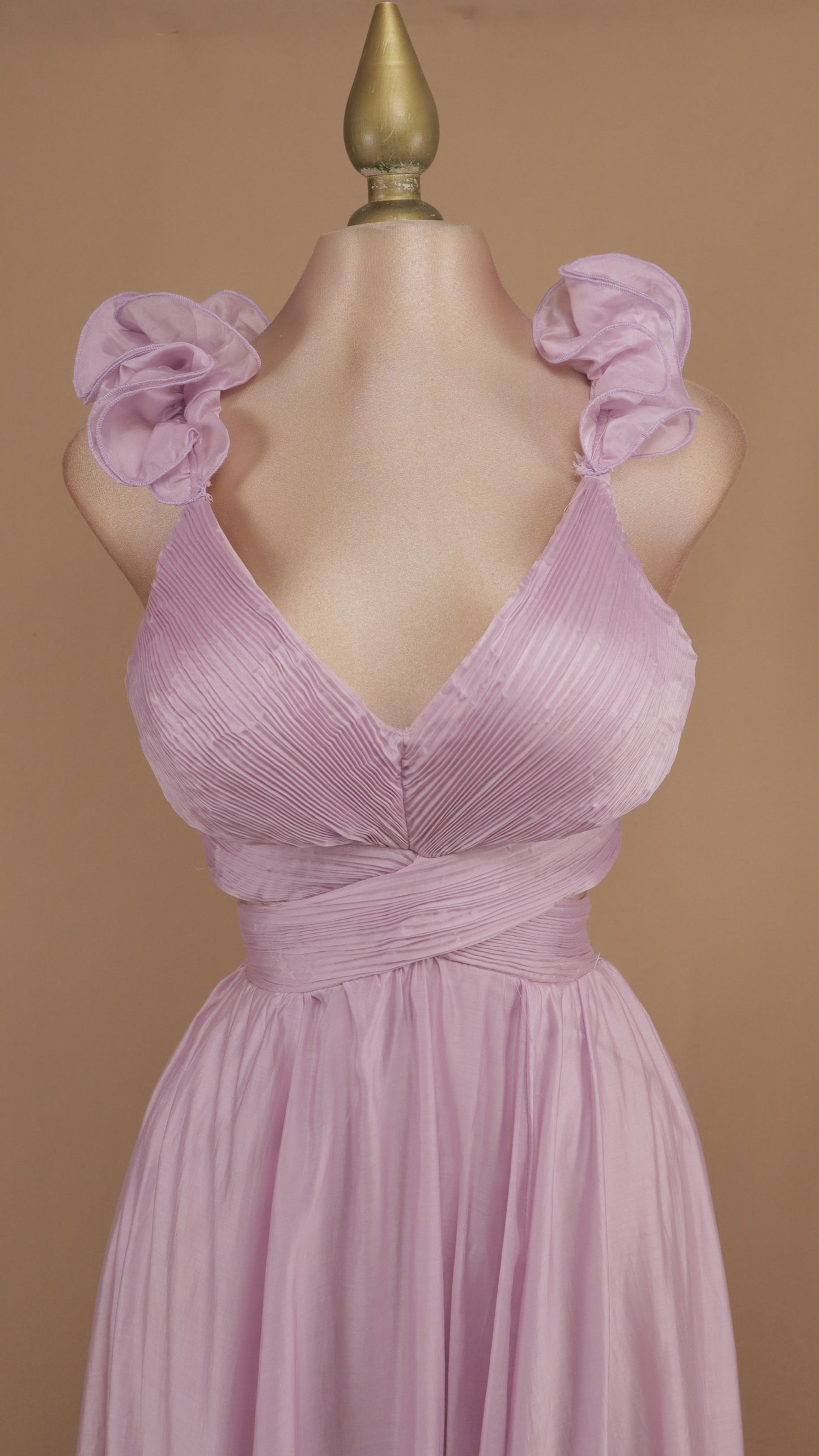 Vestido largo con escote en la espalda y escarola