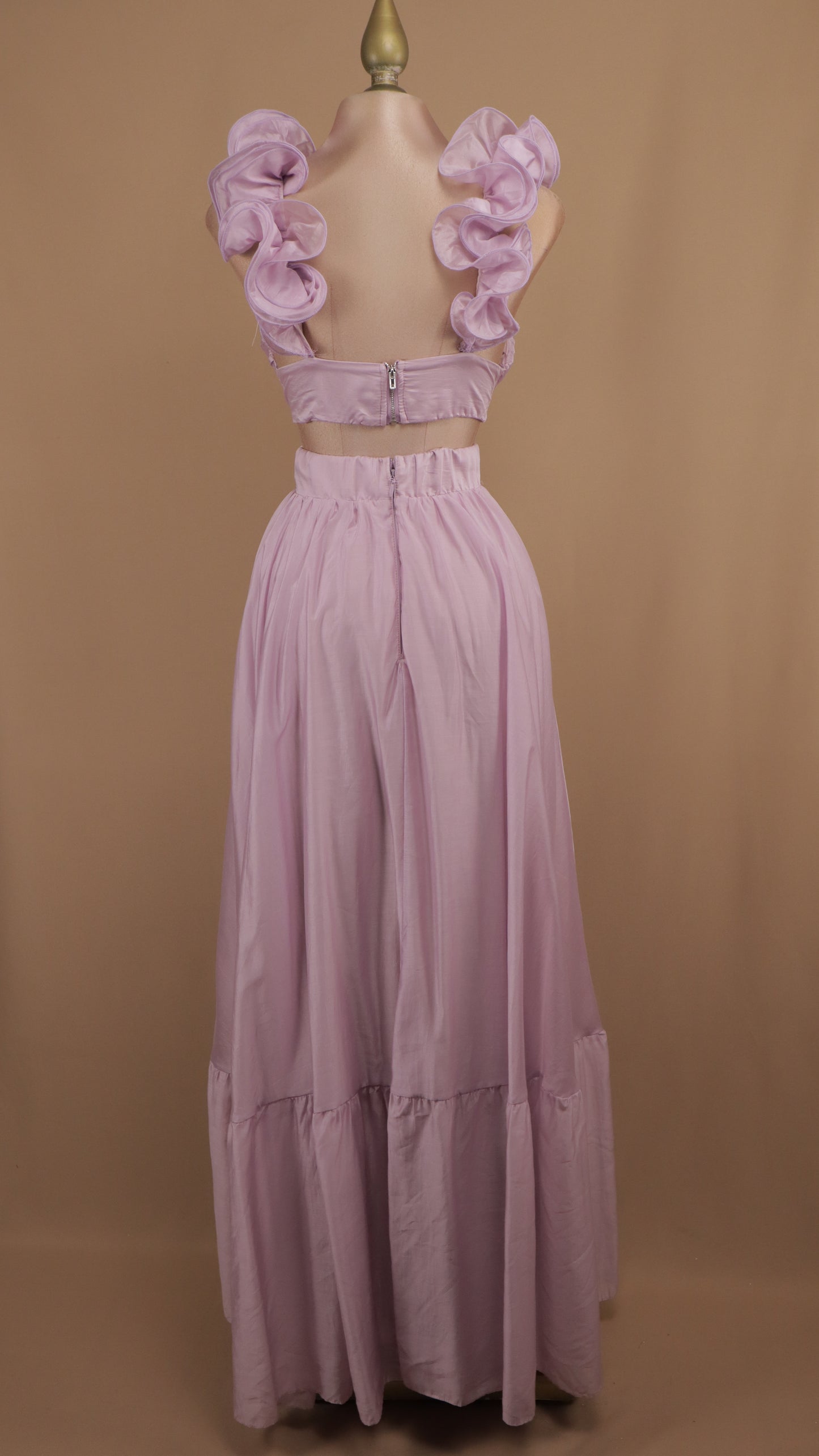 Vestido largo con escote en la espalda y escarola