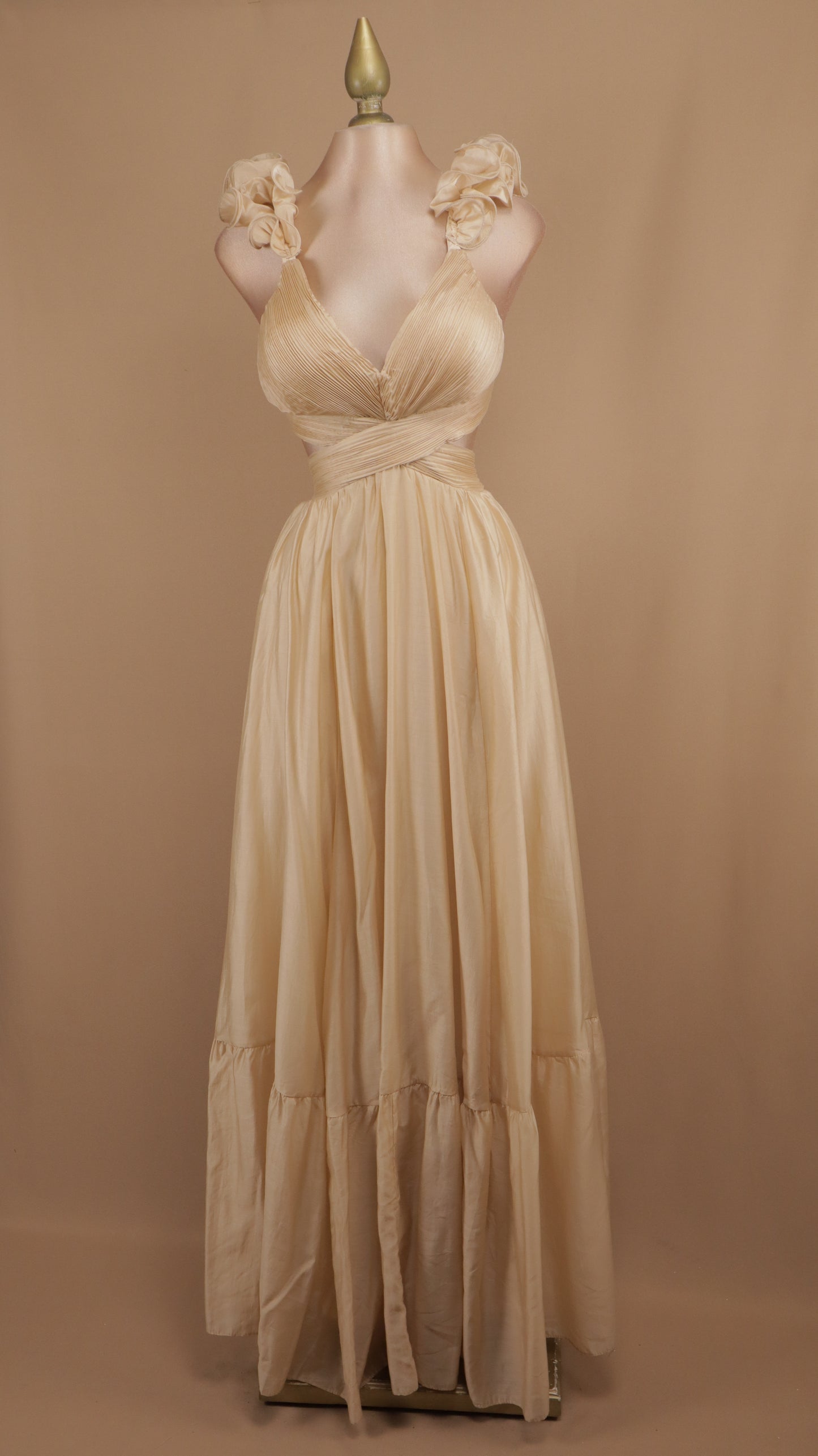 Vestido largo con escote en la espalda y escarola