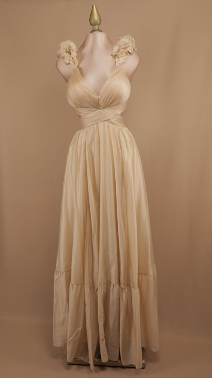 Vestido largo con escote en la espalda y escarola