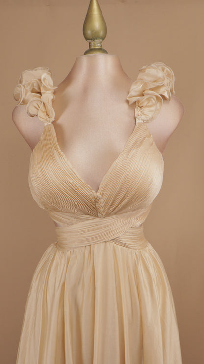 Vestido largo con escote en la espalda y escarola