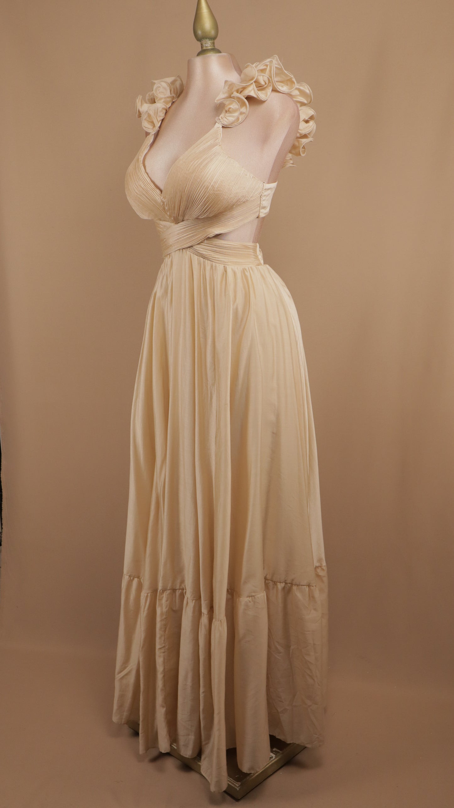 Vestido largo con escote en la espalda y escarola