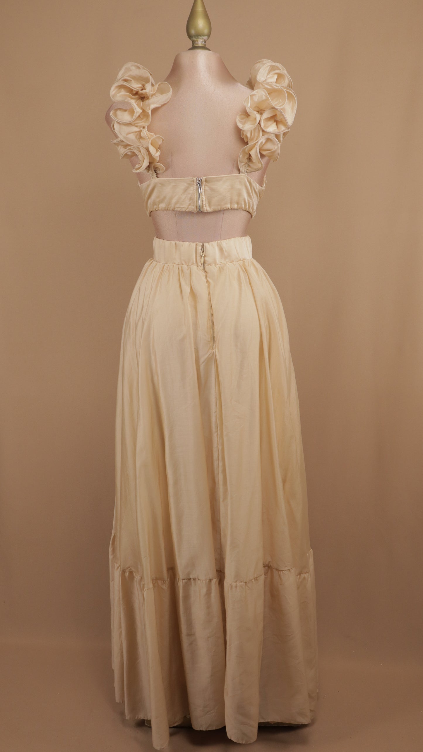 Vestido largo con escote en la espalda y escarola