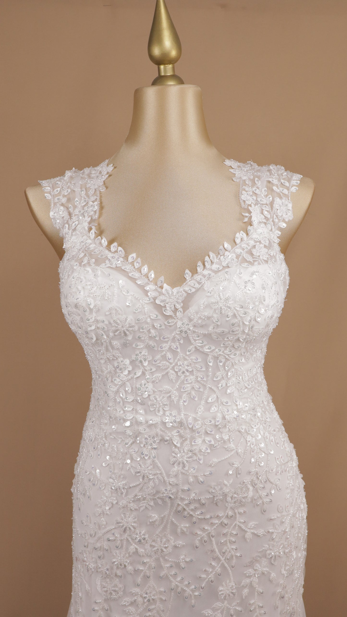 Vestido largo corte sirena con aplicación