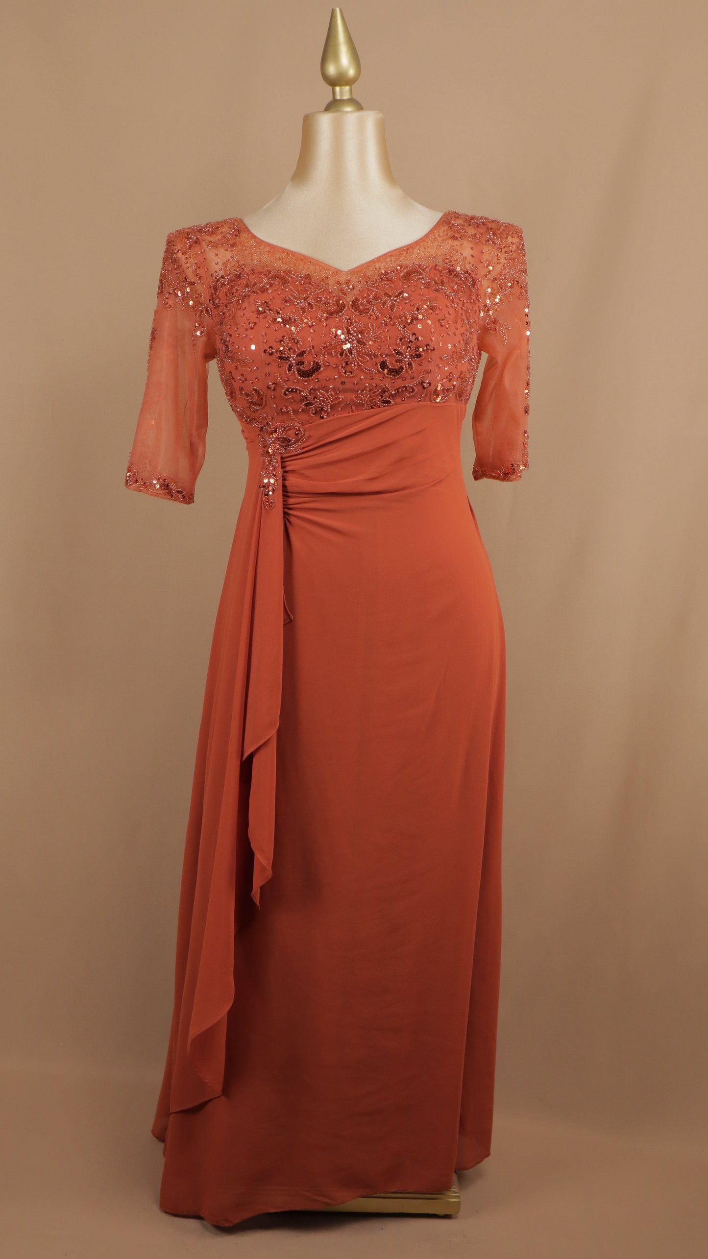 Vestido largo plus size con manga y aplicación