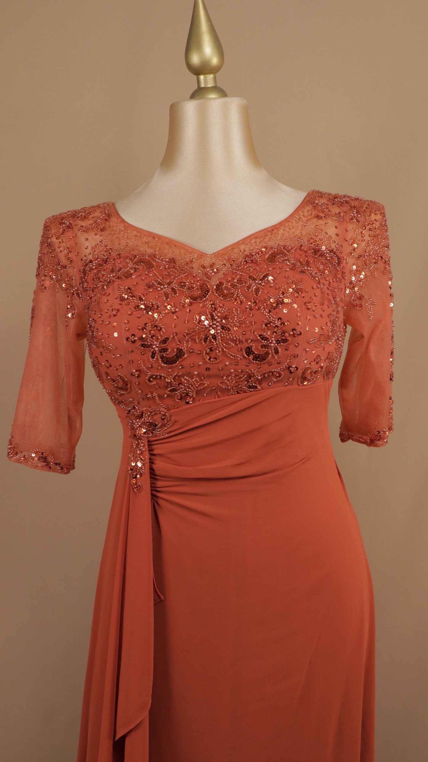 Vestido largo plus size con manga y aplicación