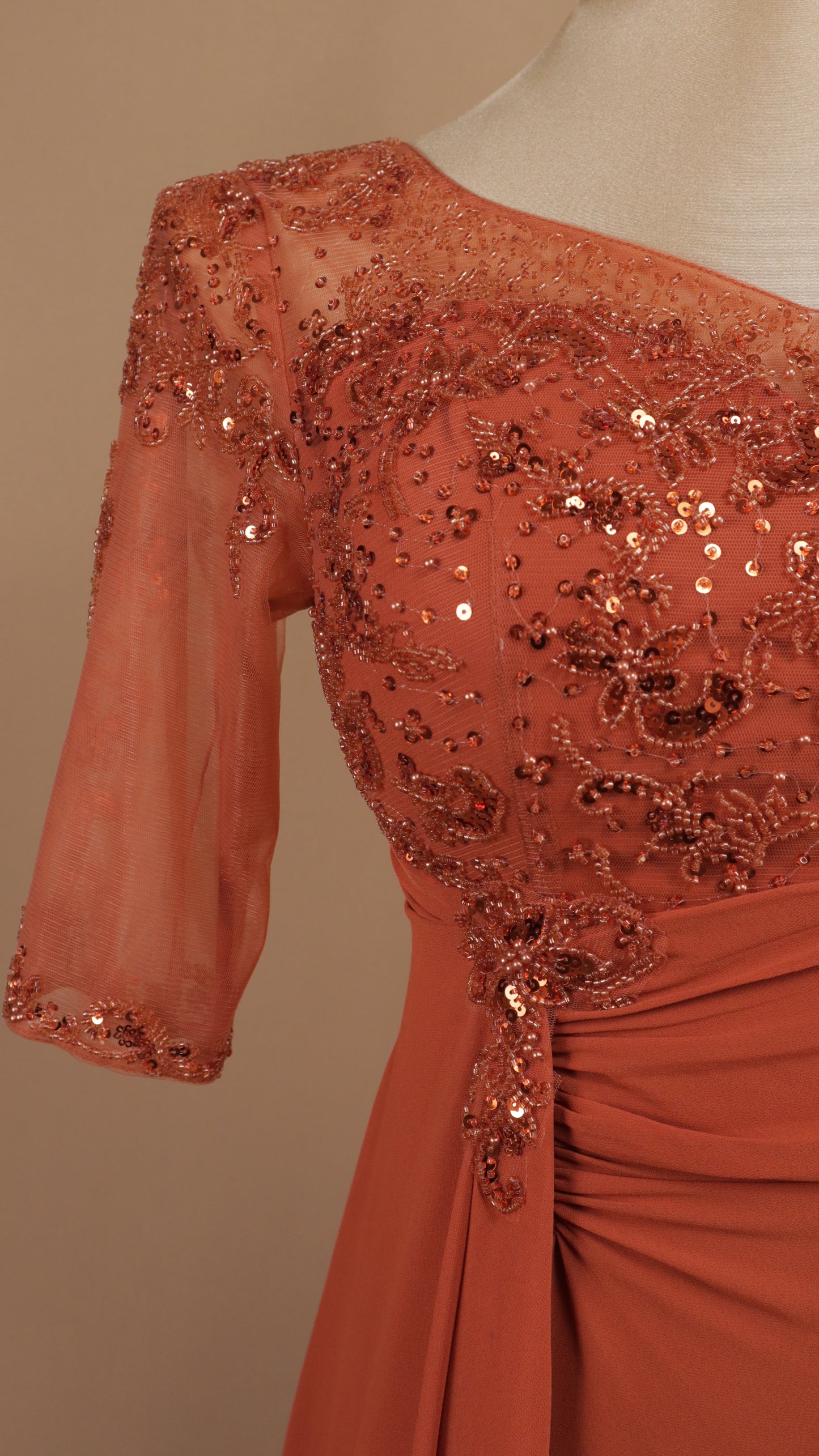 Vestido largo plus size con manga y aplicación