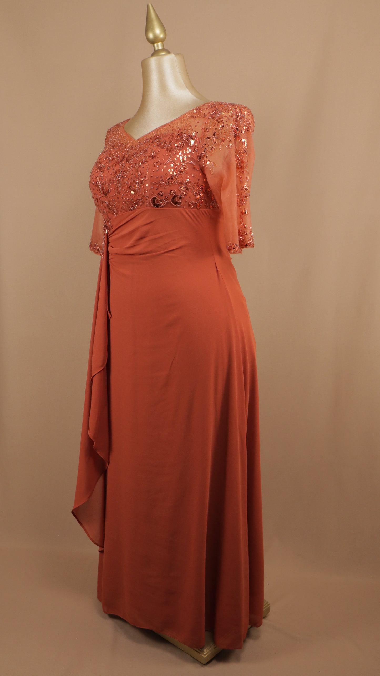 Vestido largo plus size con manga y aplicación