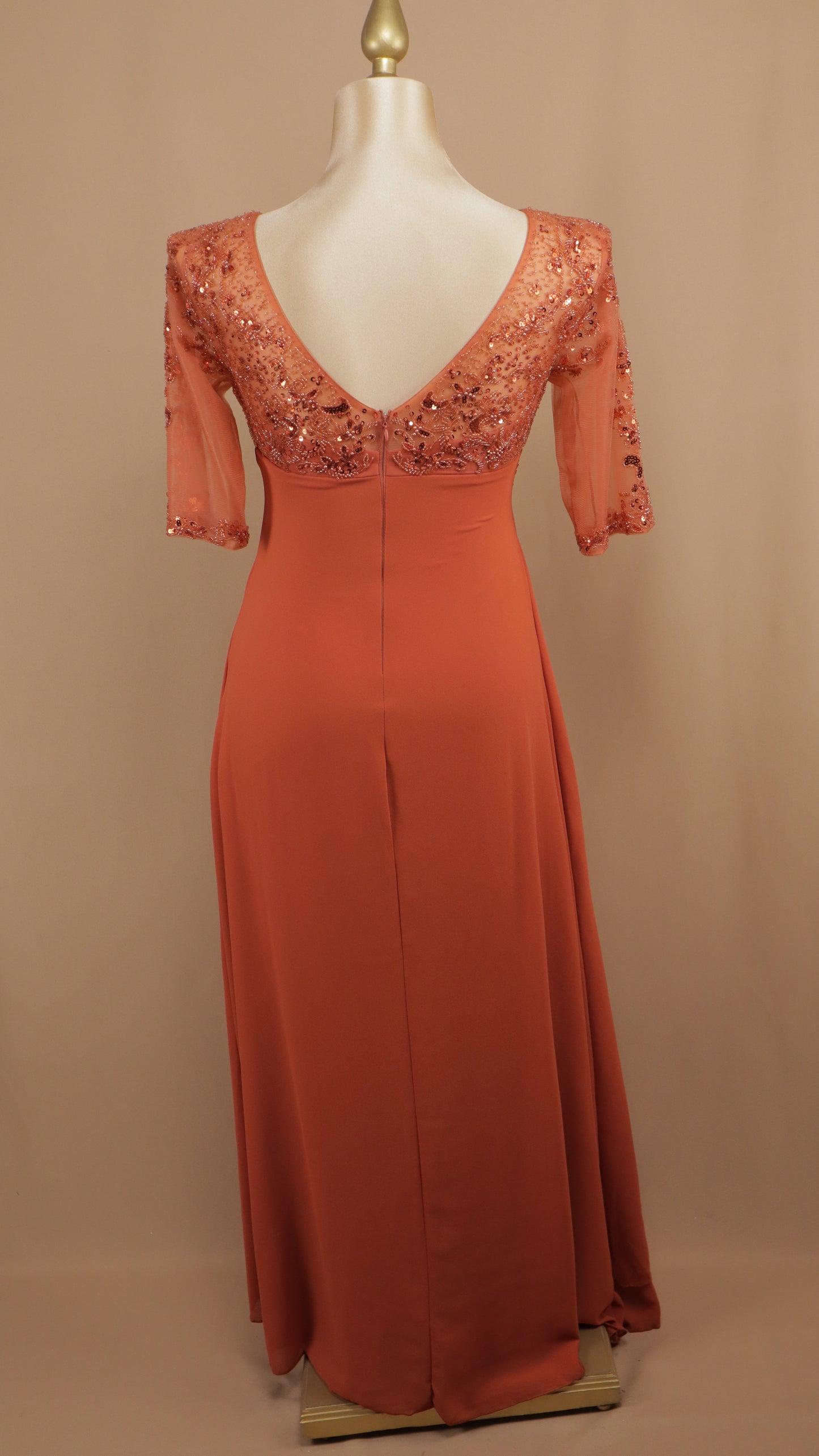 Vestido largo plus size con manga y aplicación