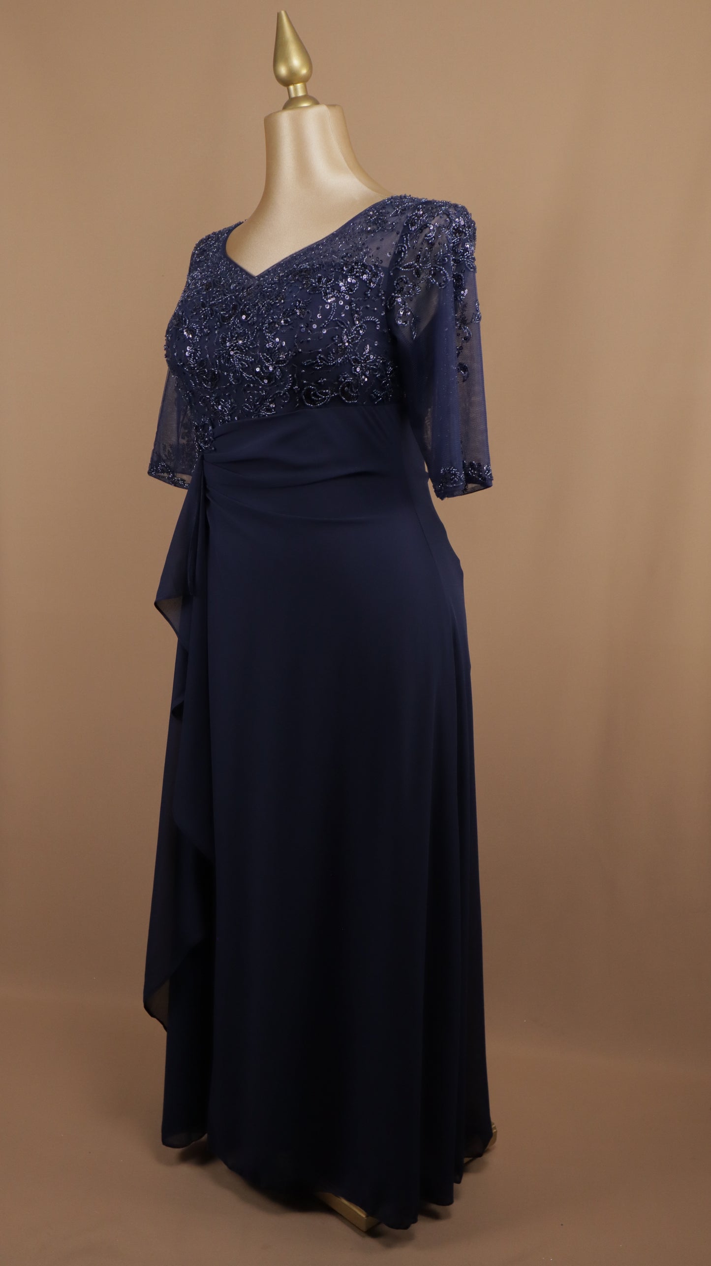 Vestido largo plus size con manga y aplicación