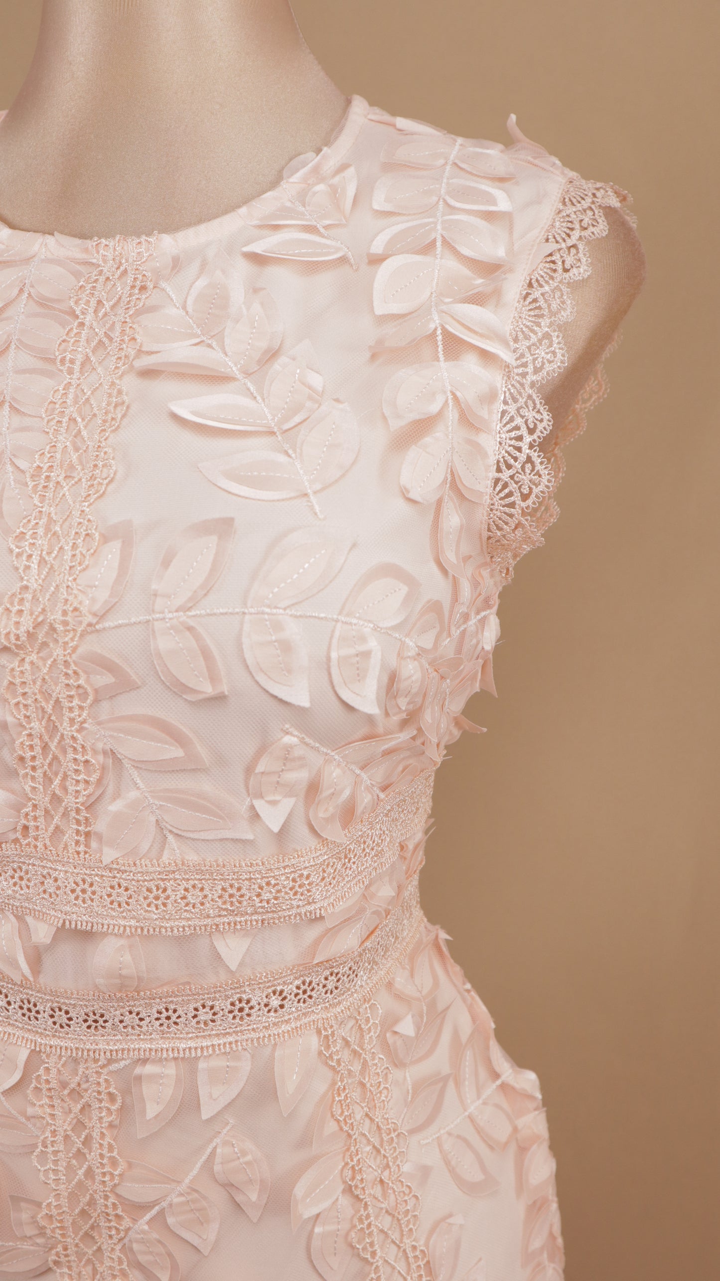 Vestido midi de tull con hojas en 3D