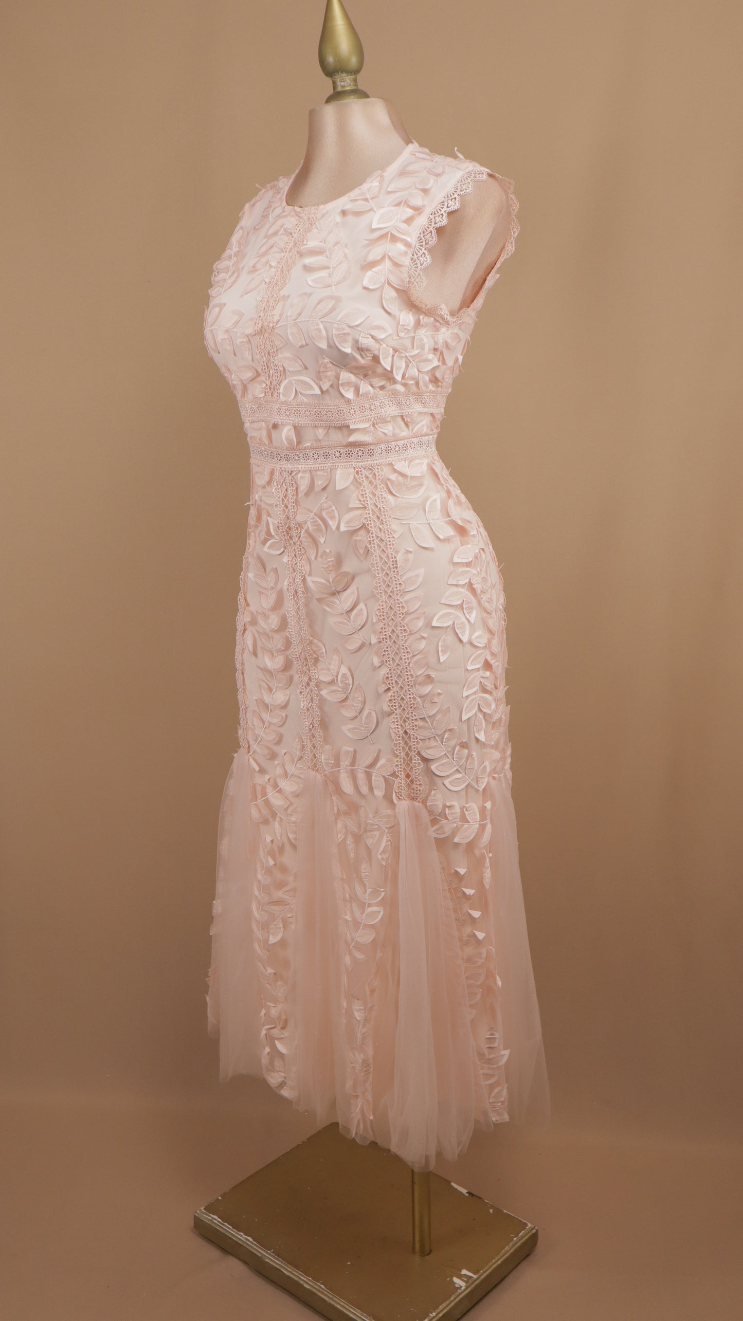 Vestido midi de tull con hojas en 3D