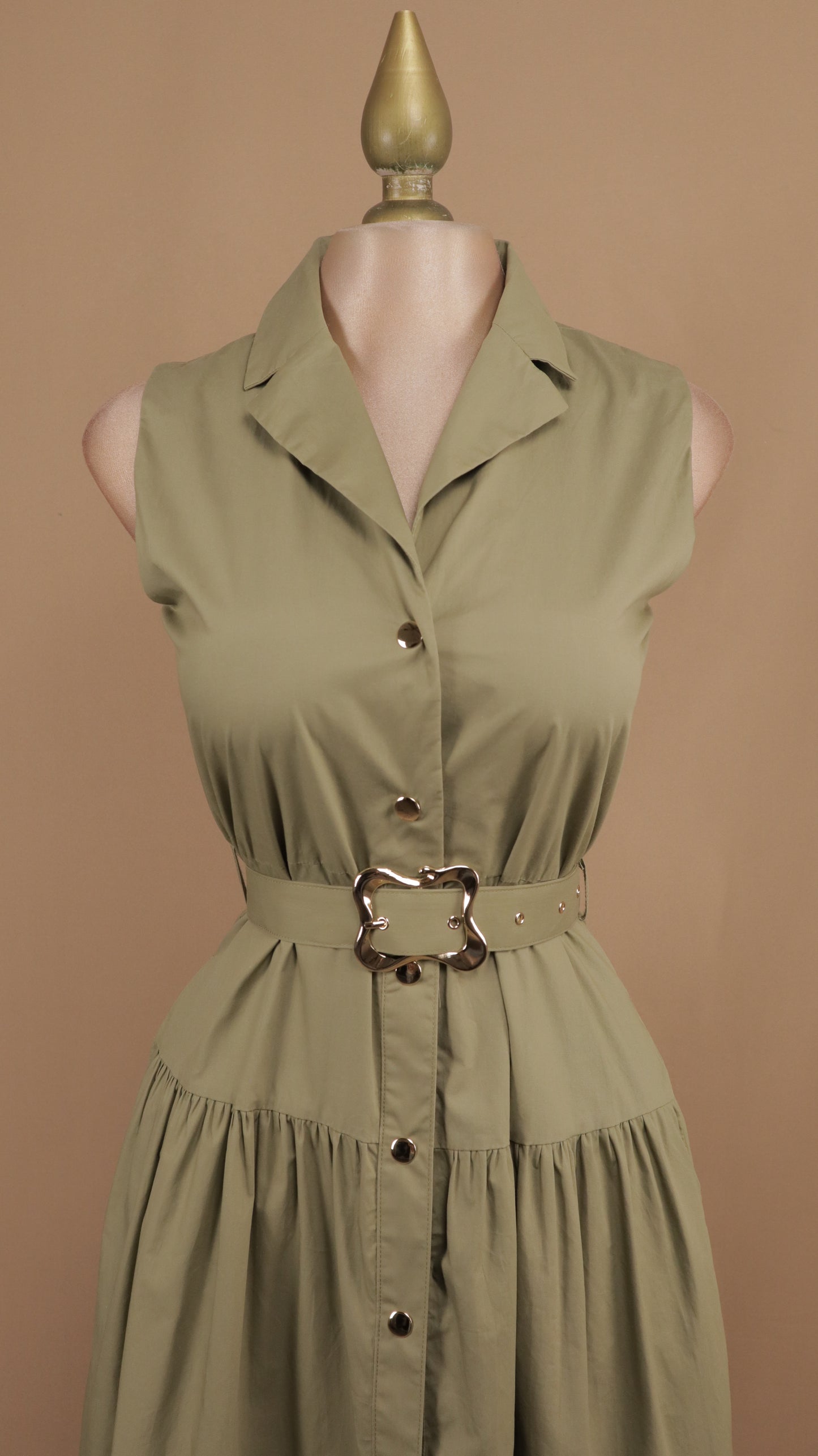 Vestido midi con cuello y cinto