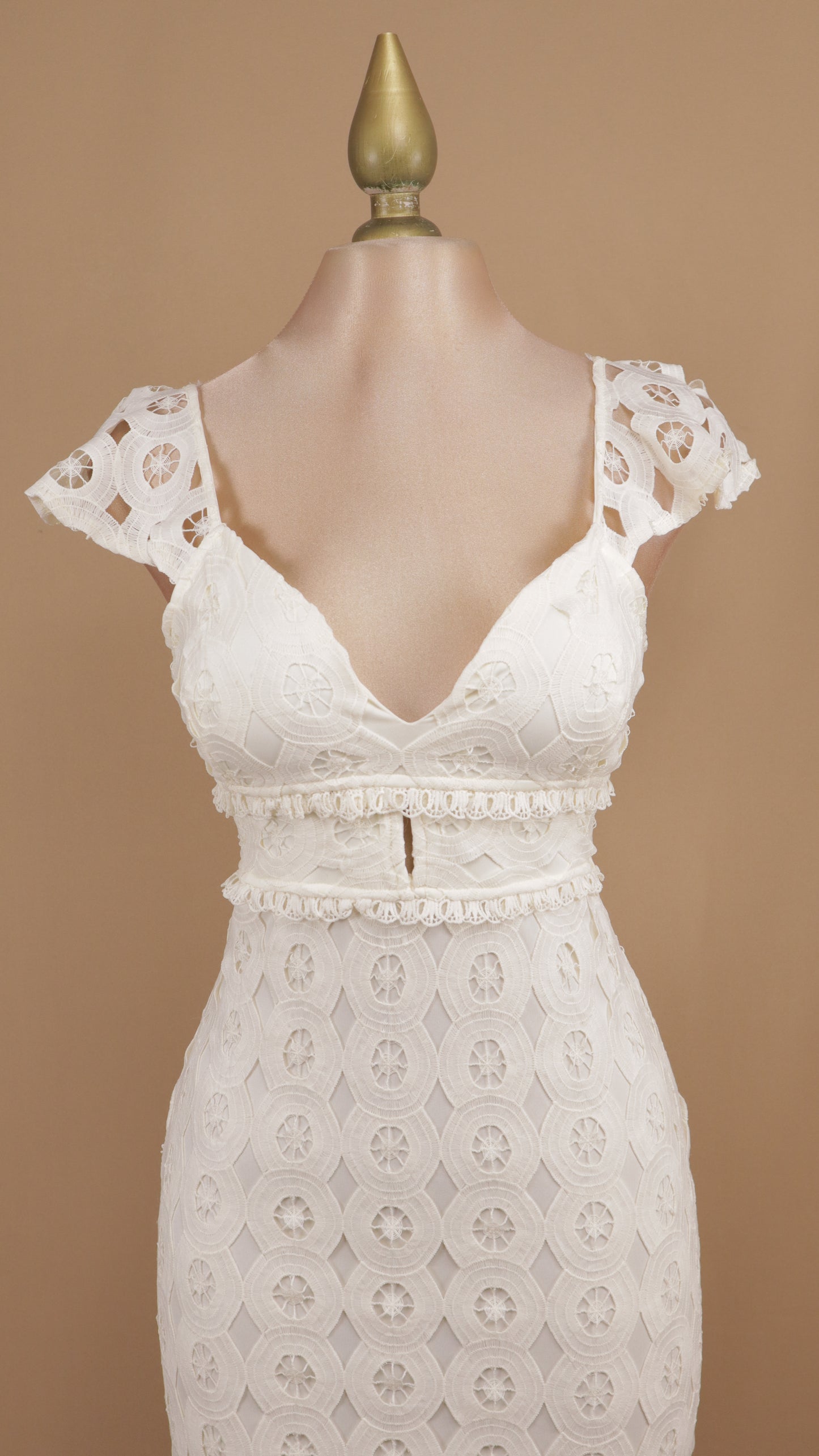 Vestido midi con encaje y manguita