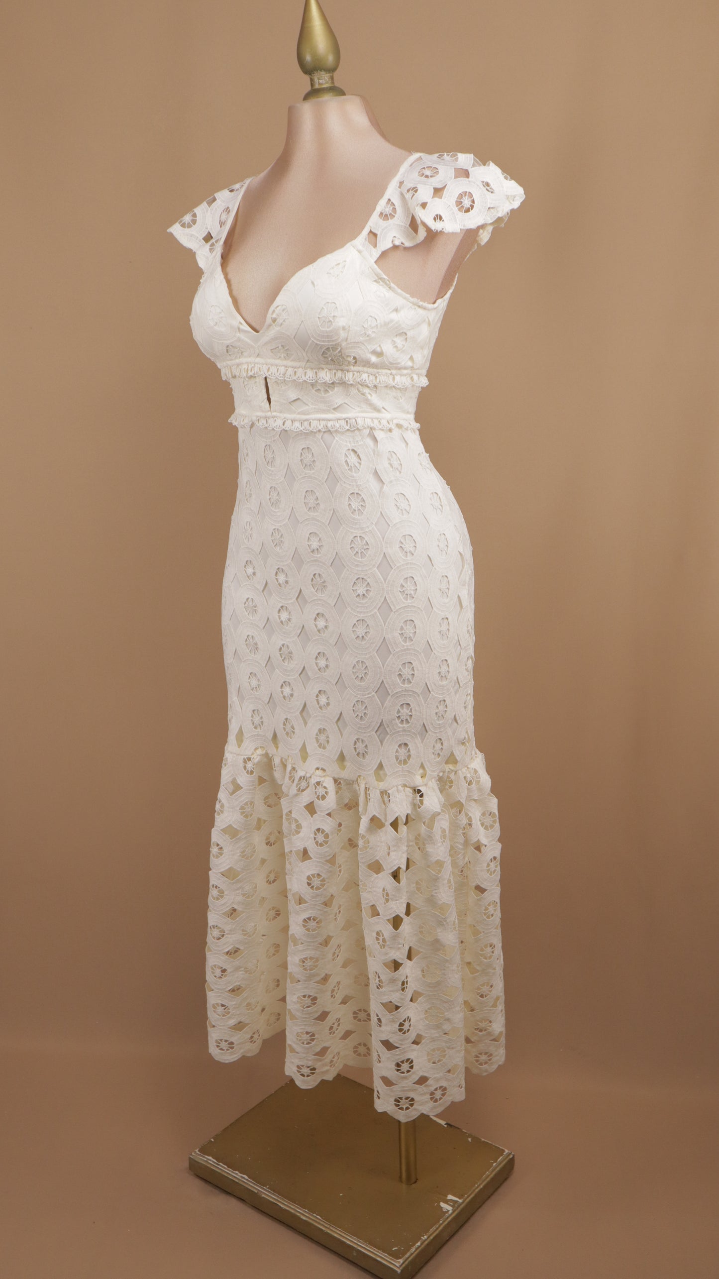 Vestido midi con encaje y manguita