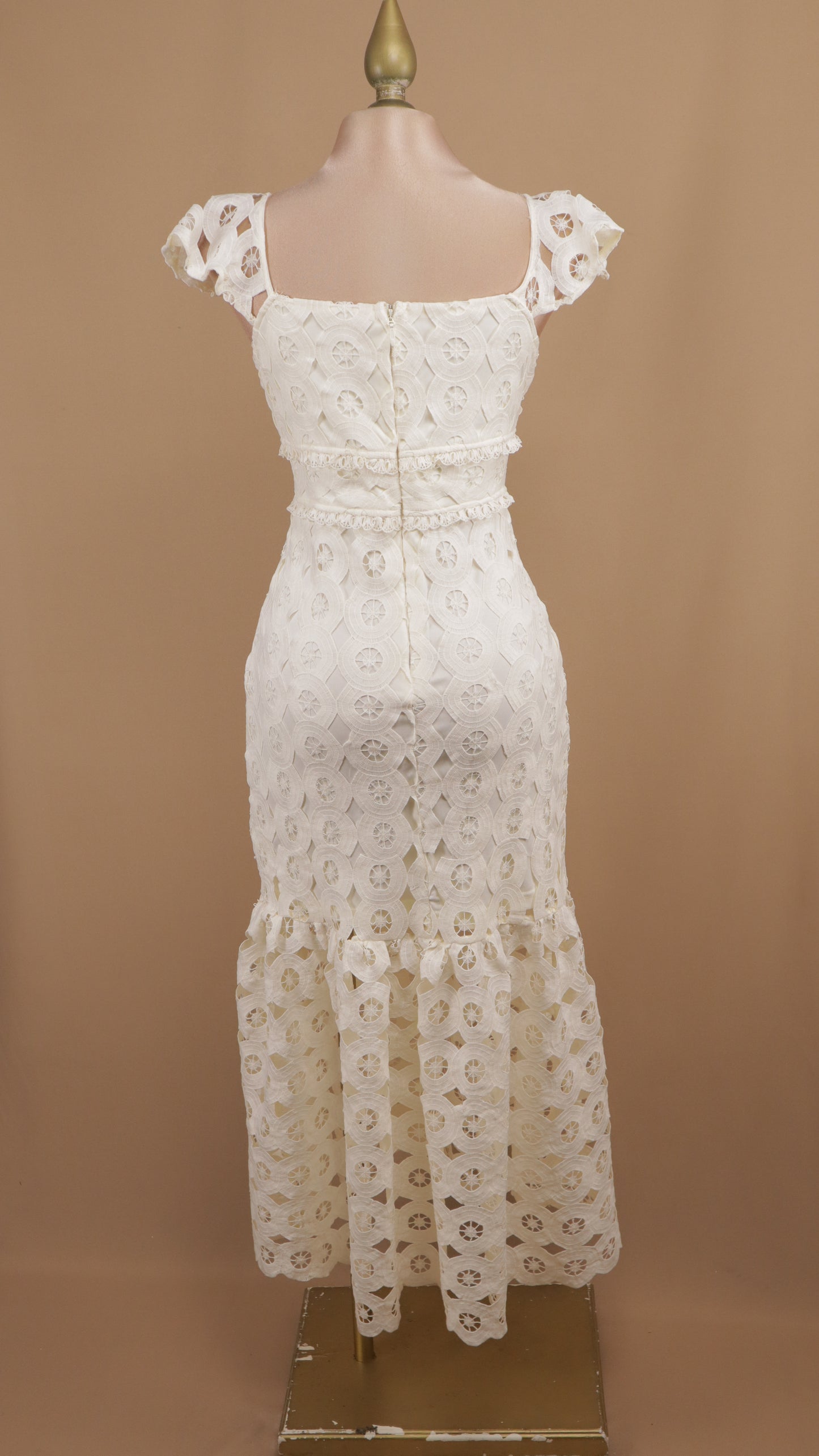 Vestido midi con encaje y manguita