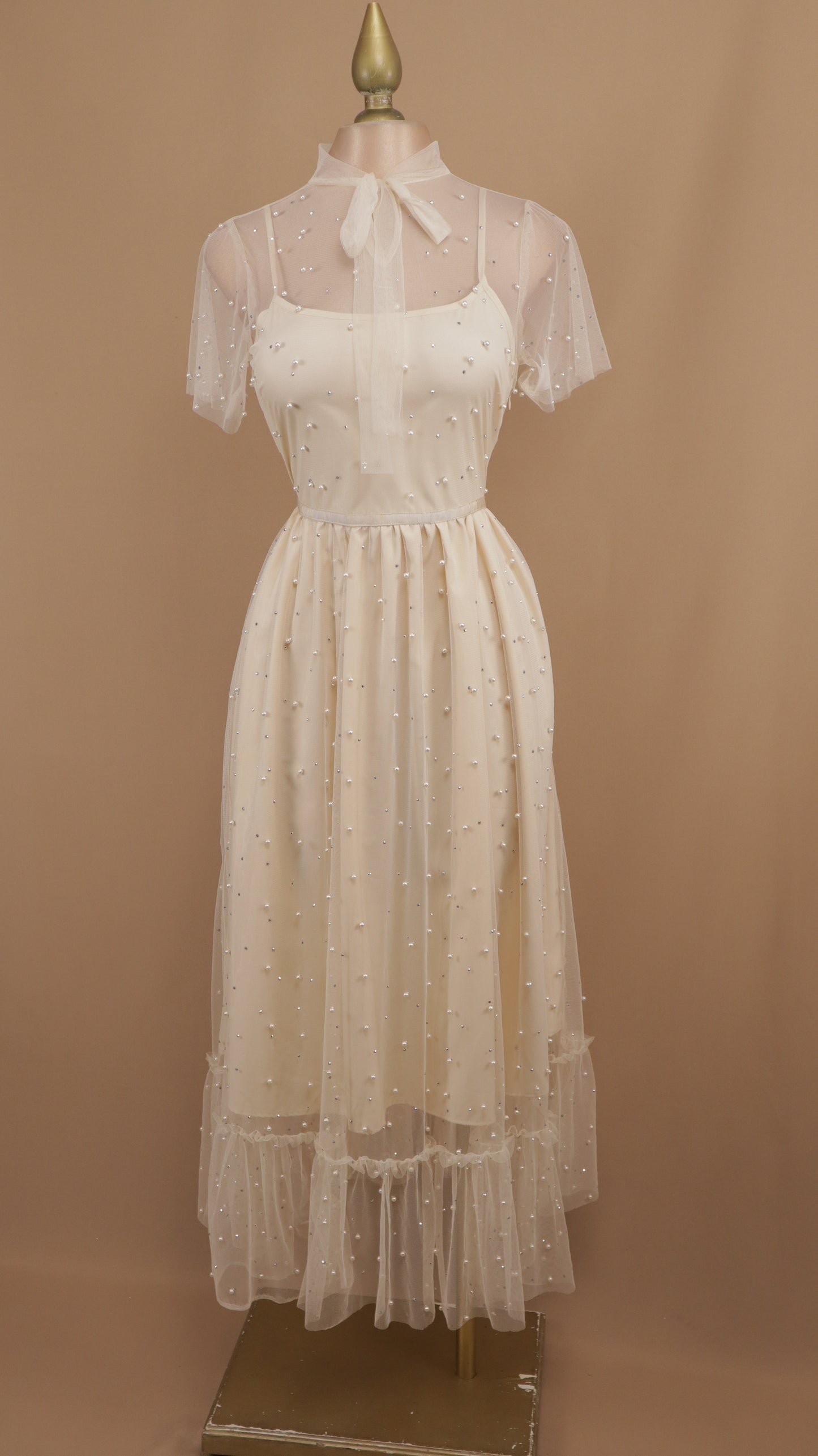Vestido midi con perlas y manga de tul