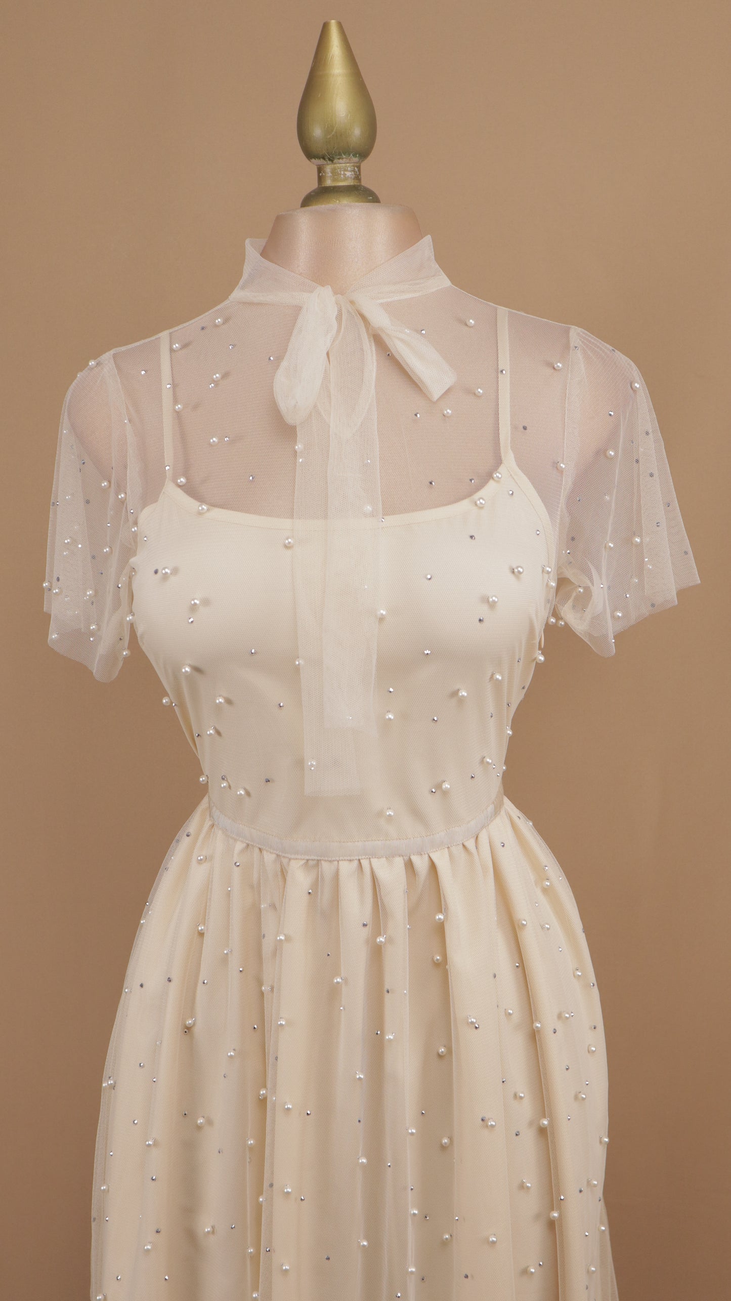 Vestido midi con perlas y manga de tul