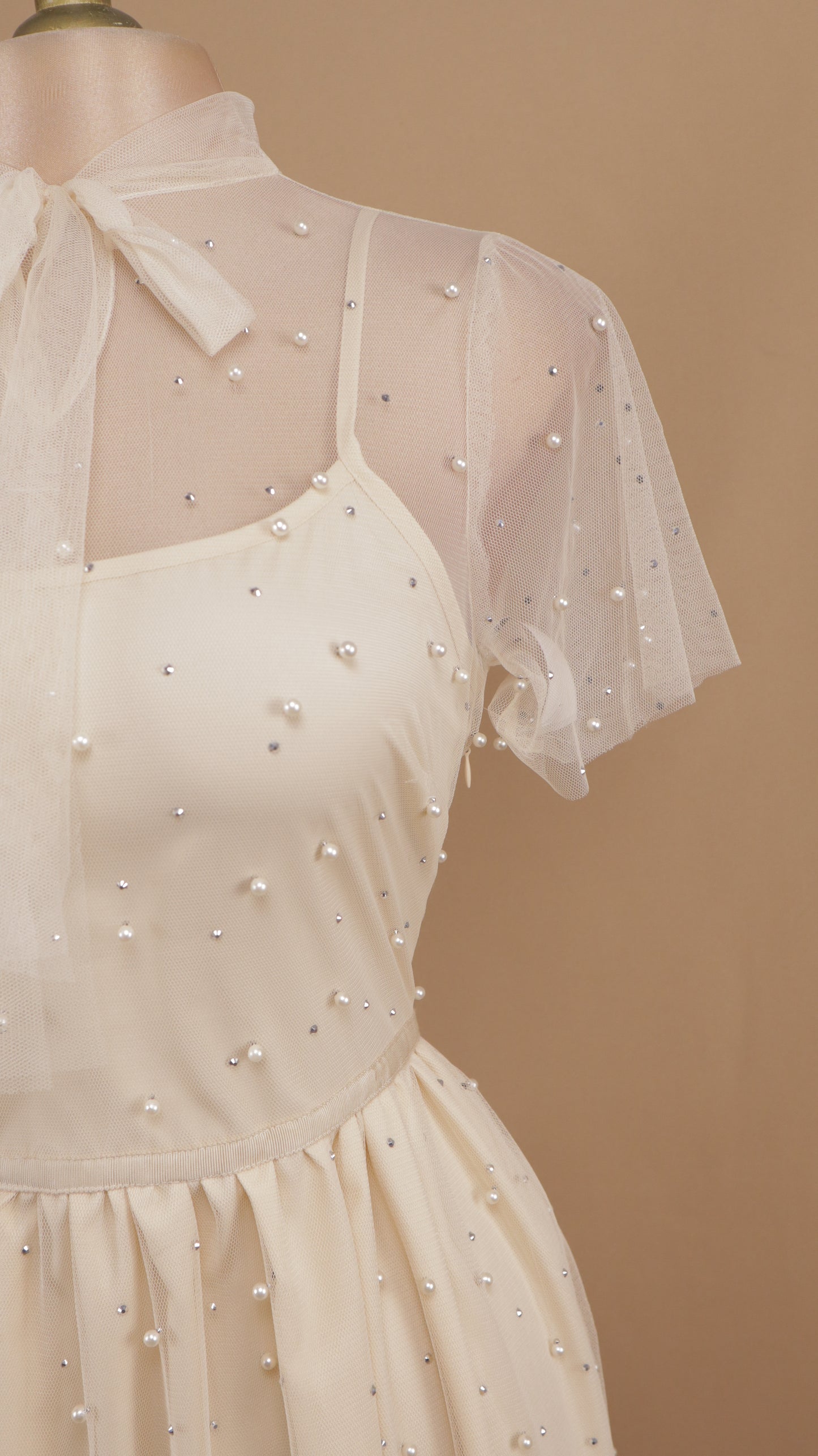Vestido midi con perlas y manga de tul