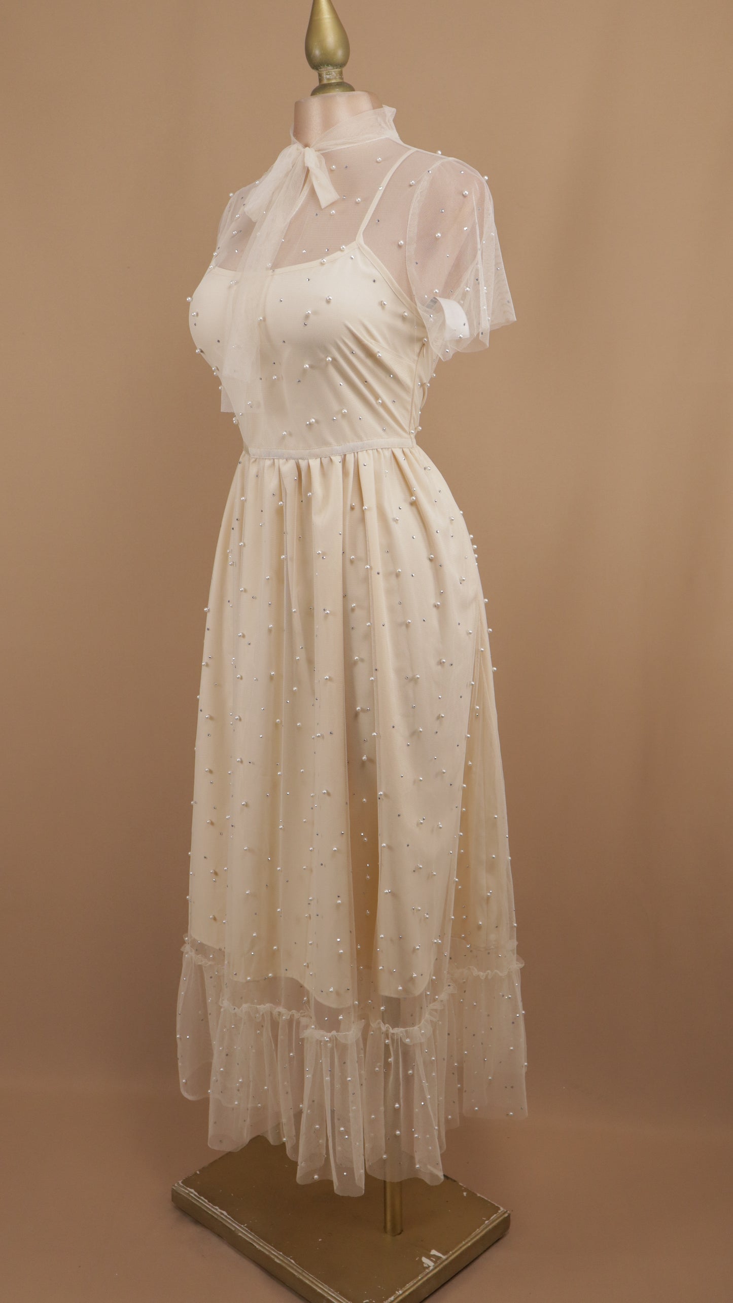 Vestido midi con perlas y manga de tul