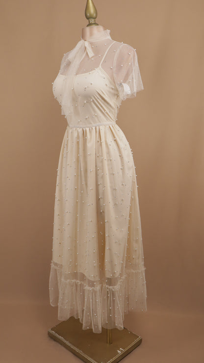 Vestido midi con perlas y manga de tul