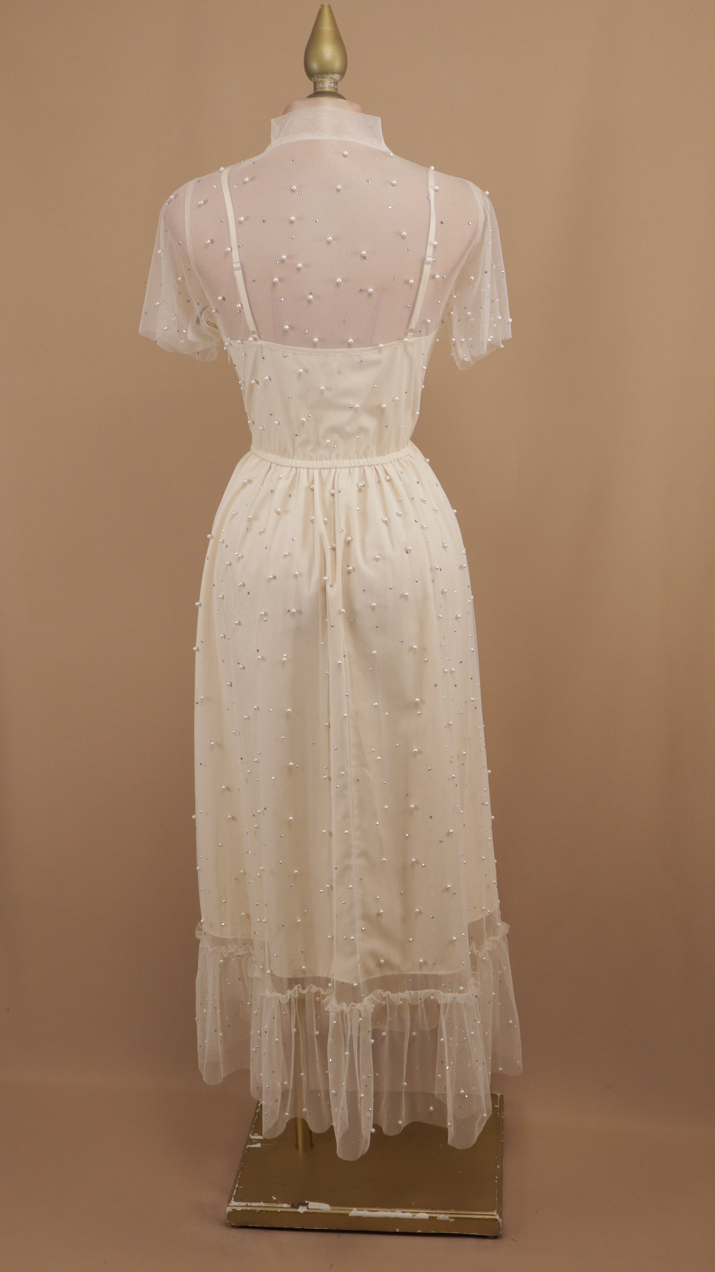 Vestido midi con perlas y manga de tul
