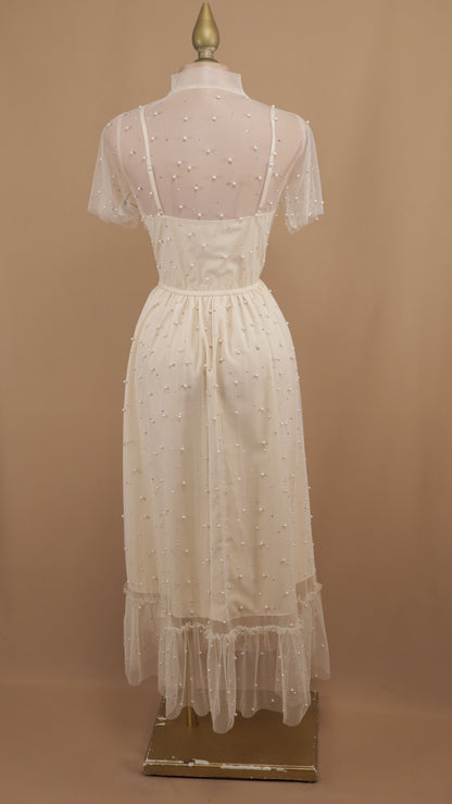 Vestido midi con perlas y manga de tul