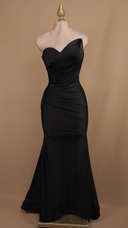 Vestido largo asimétrico estraple con pliegues